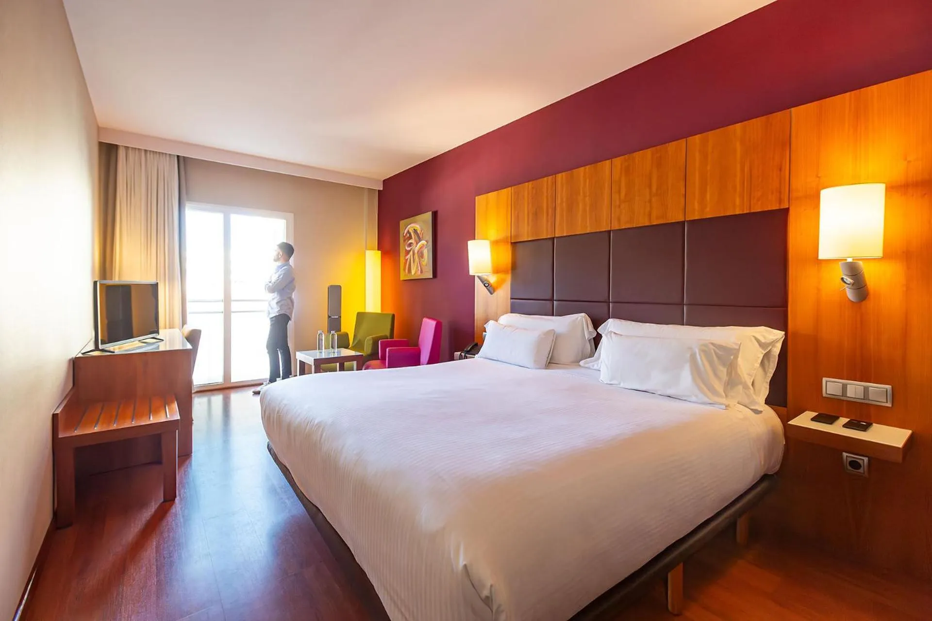 Balcony/Terrace, Bed in Num Hotel