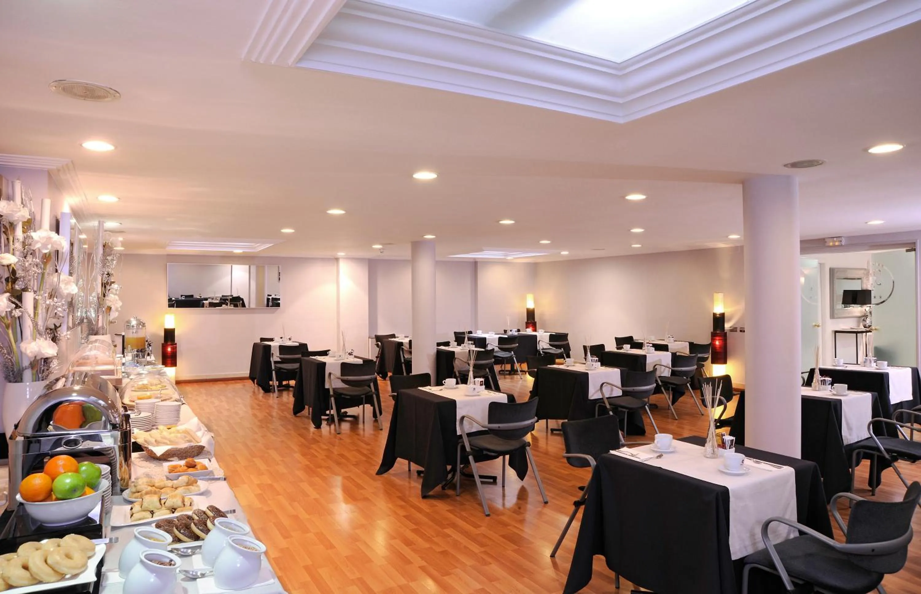 Restaurant/places to eat in Hotel Abbot