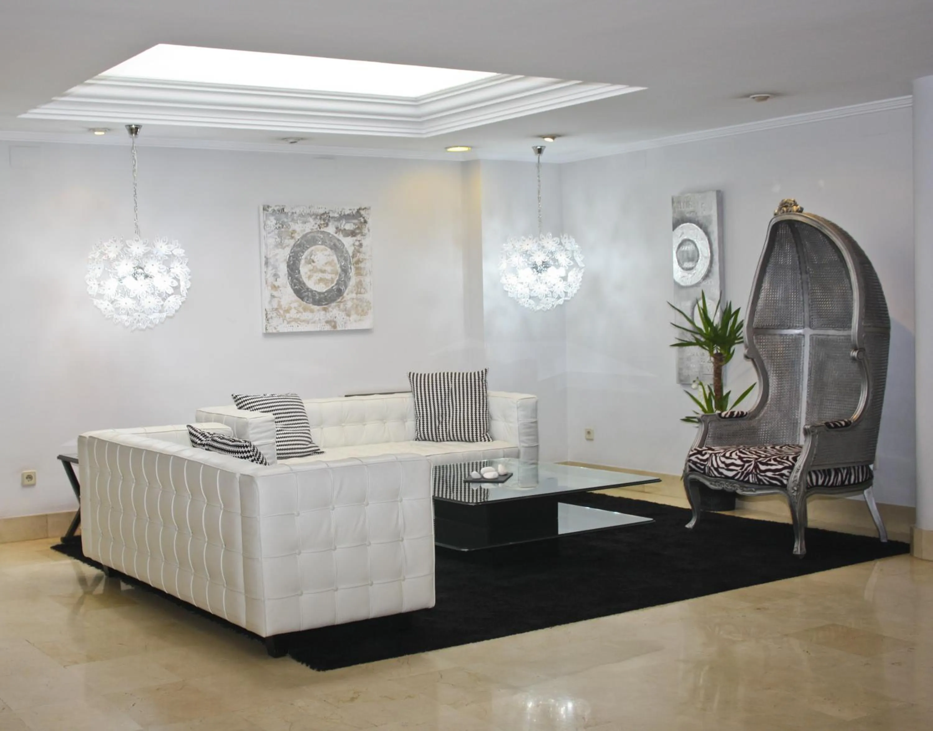 Communal lounge/ TV room in Hotel Abbot