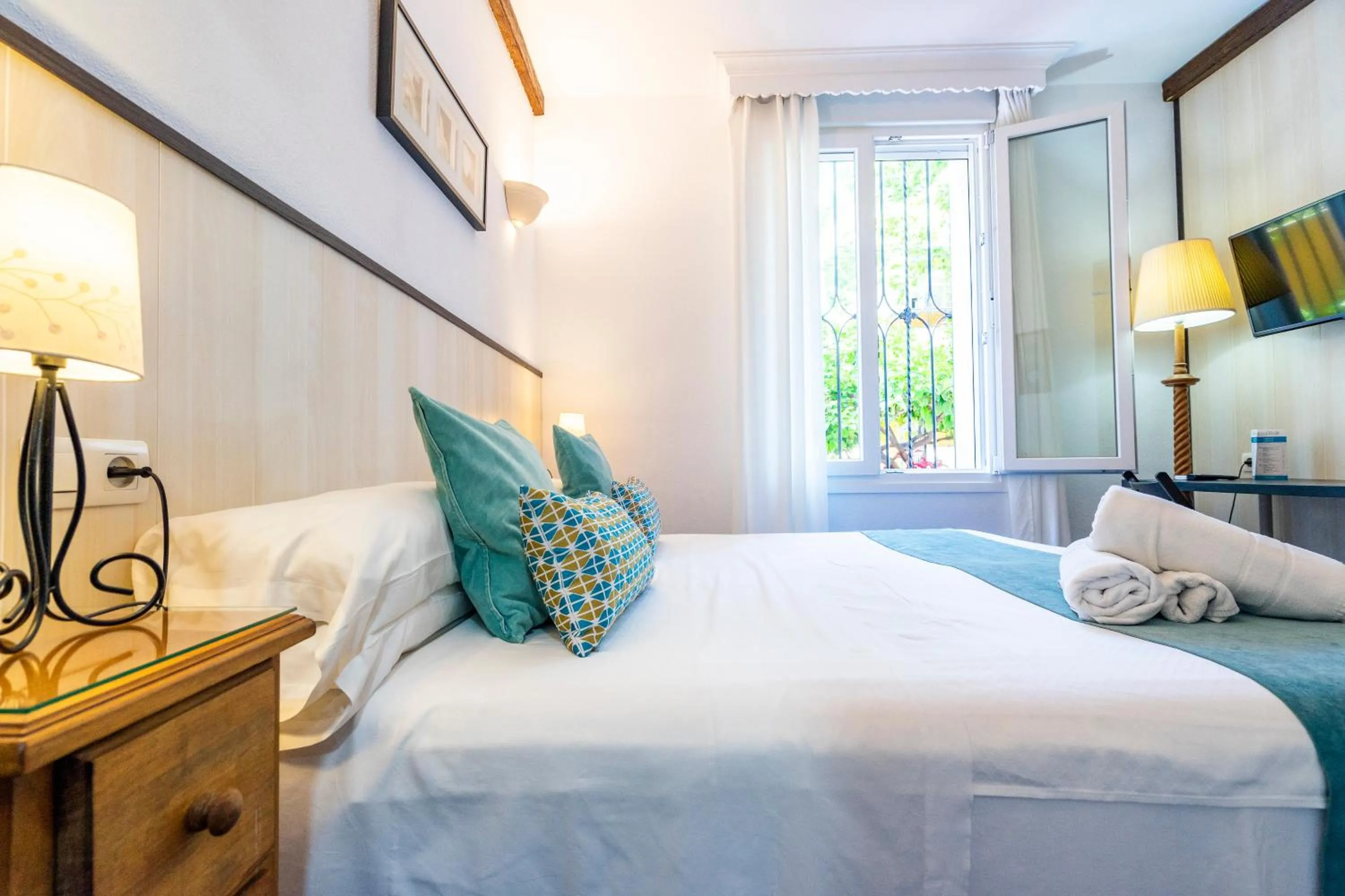 Photo of the whole room, Bed in Elcano