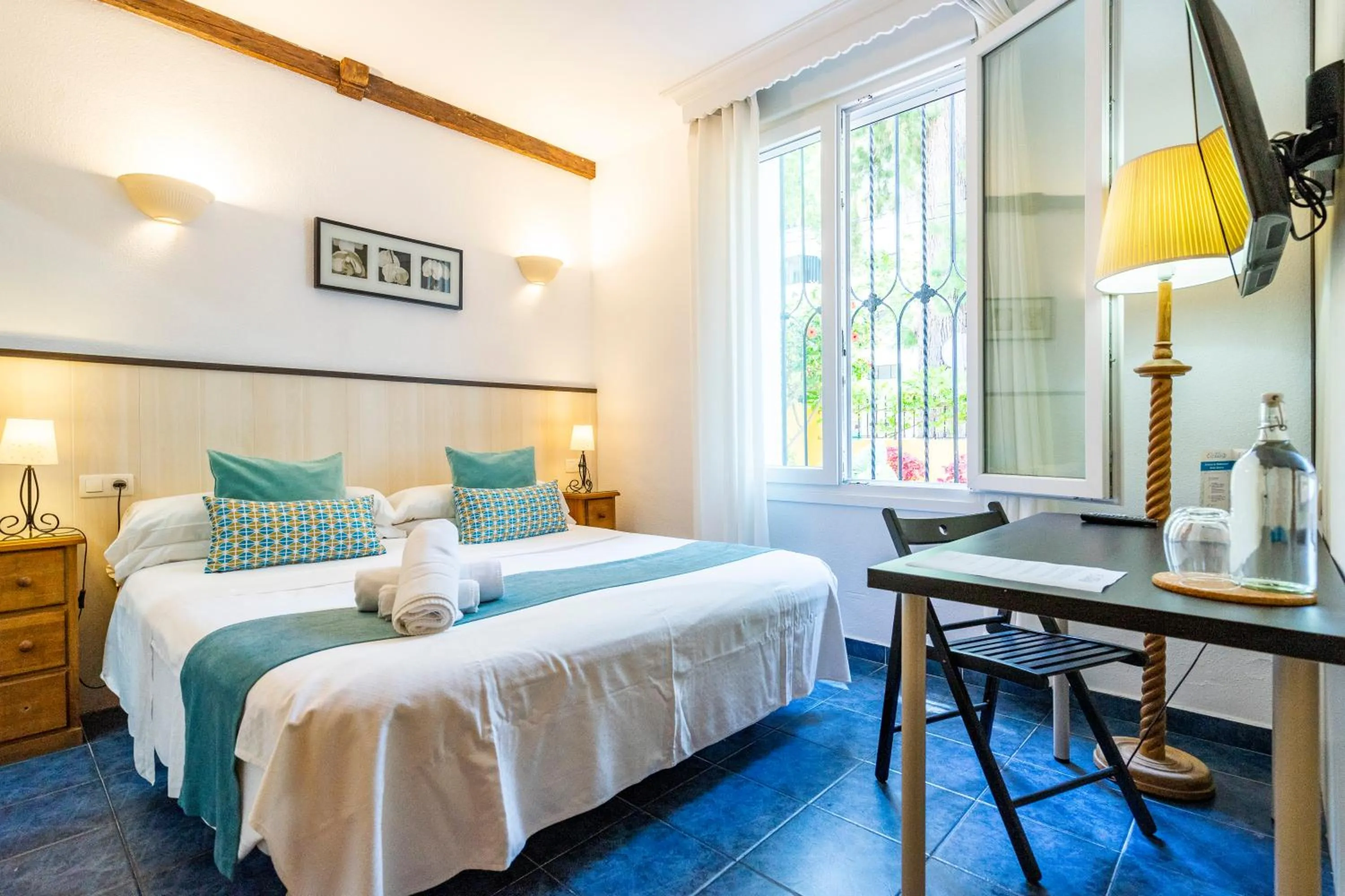 Photo of the whole room, Bed in Elcano