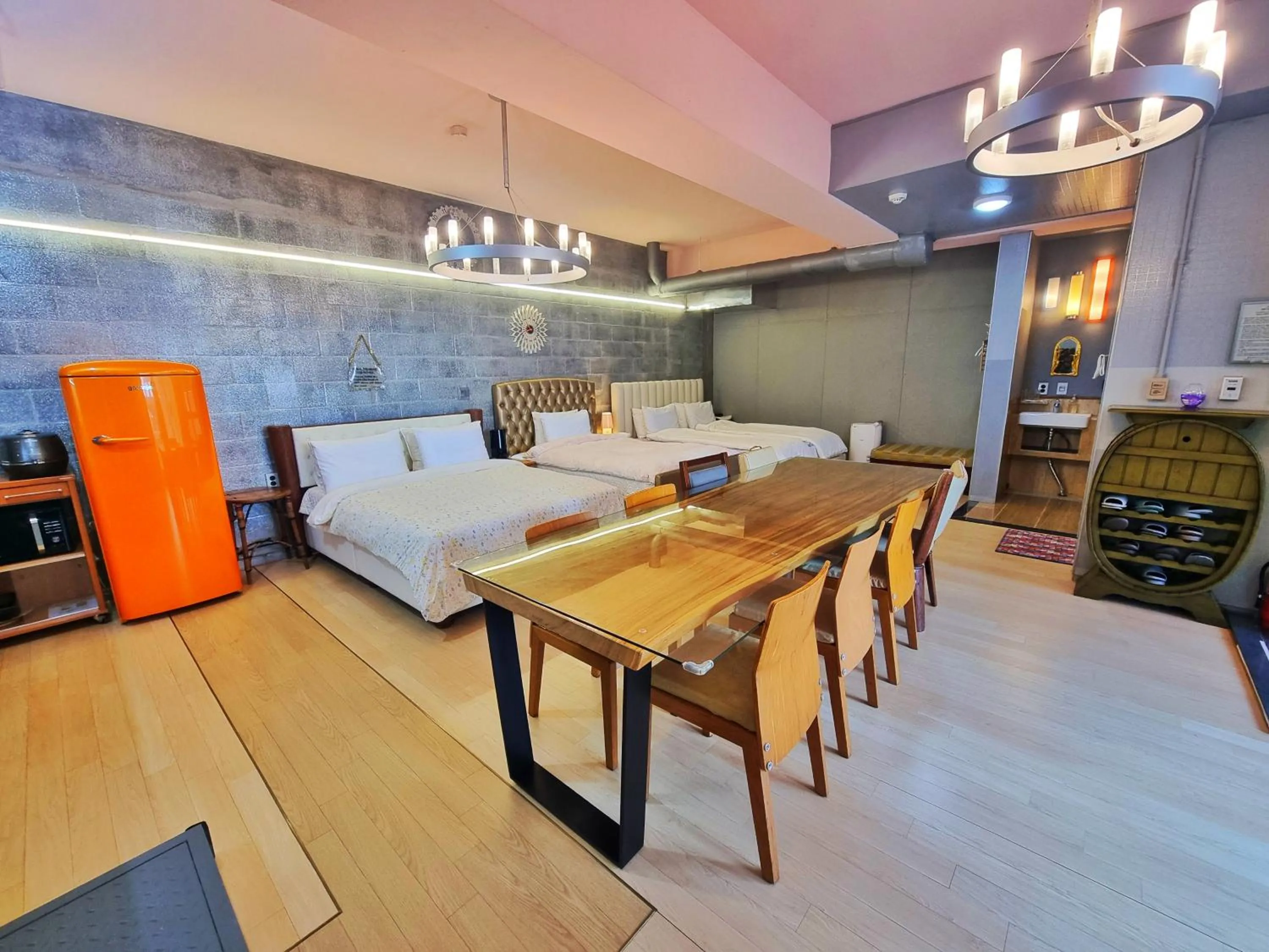 Photo of the whole room in OROJEJU