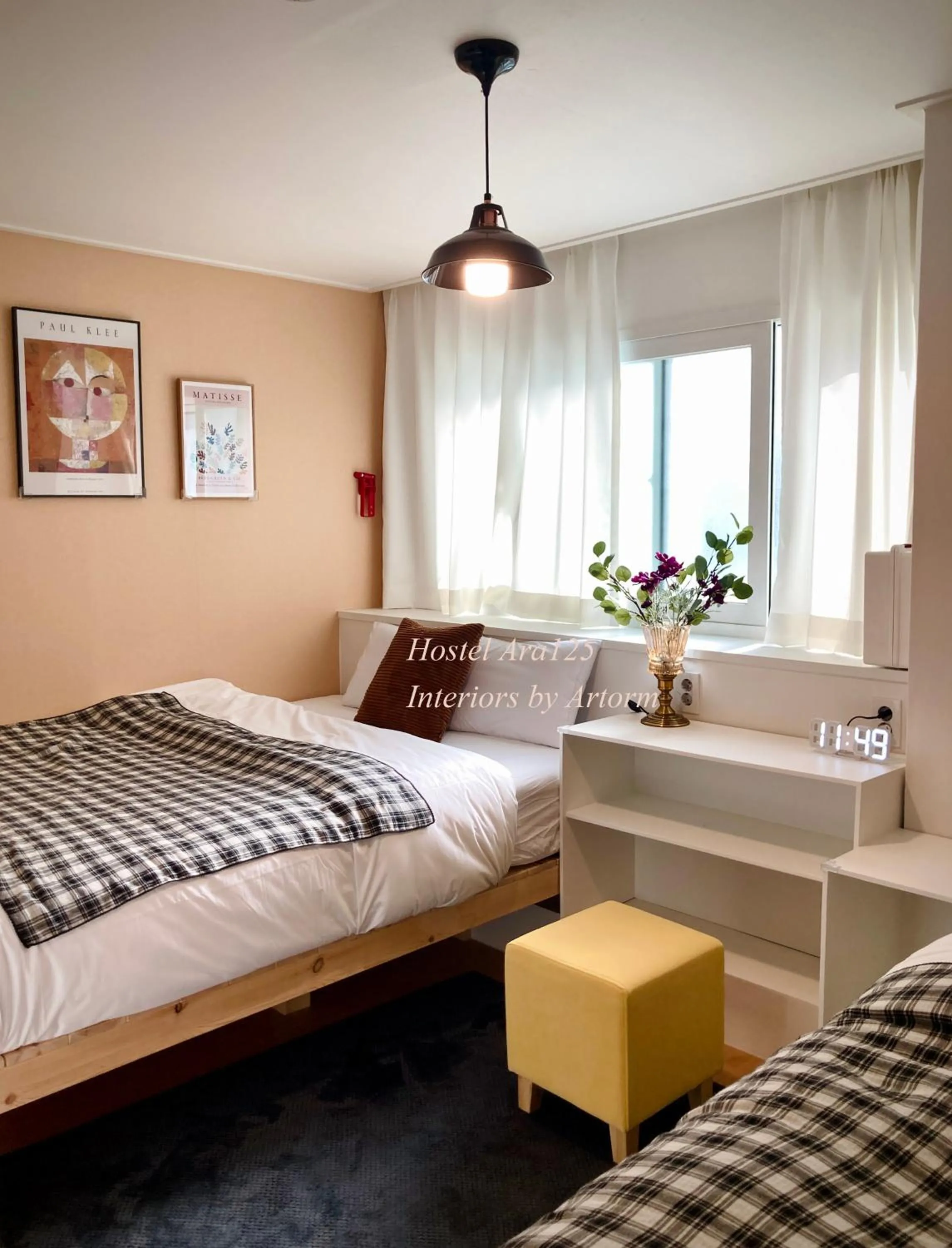 Seating area, Bed in ARA125