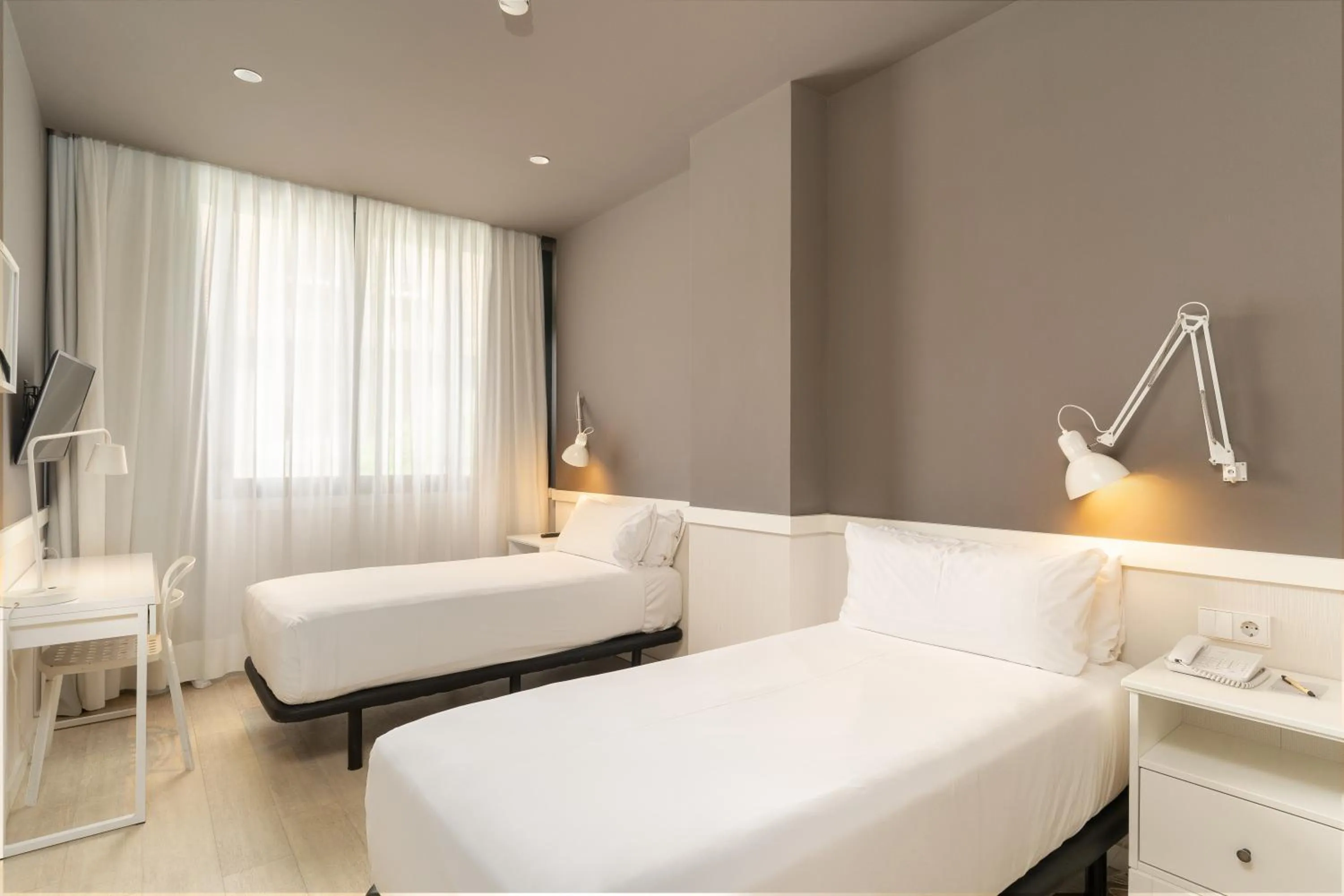 Bedroom, Bed in Paral·lel