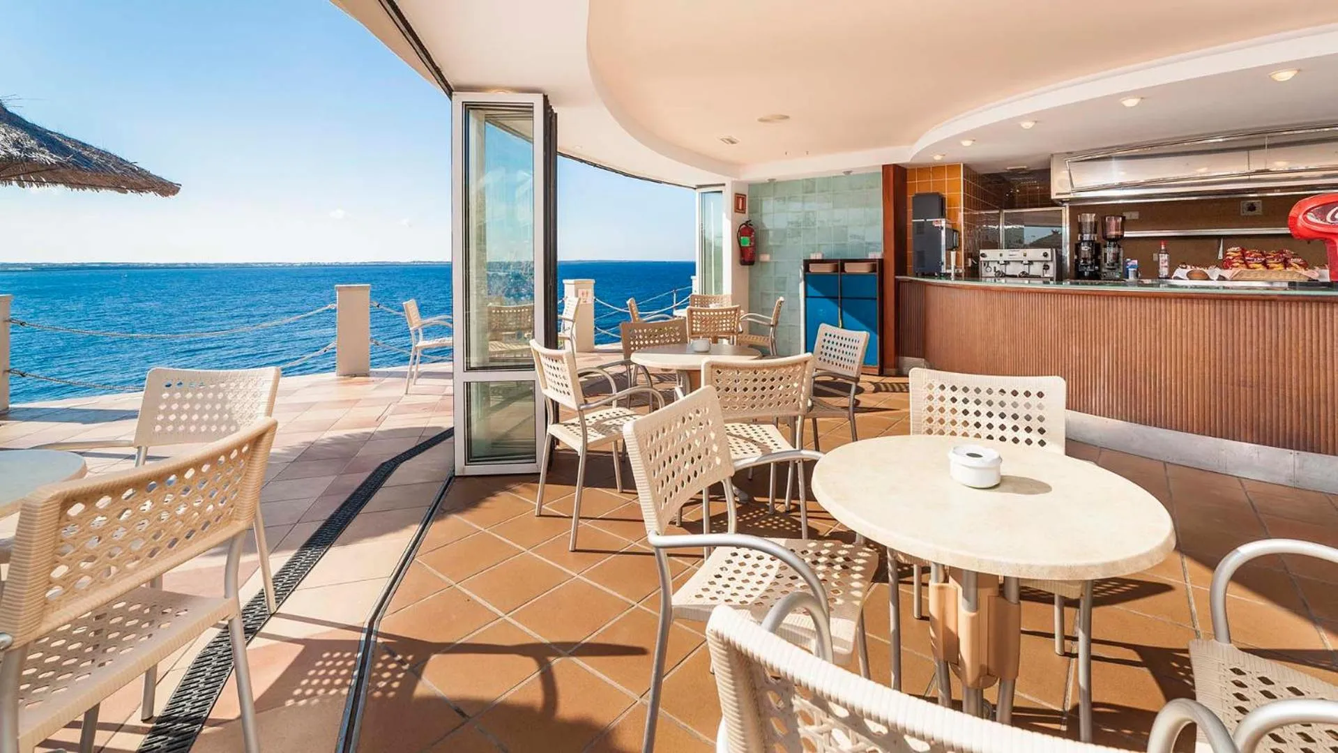 Dining area in Globales Almirante Farragut