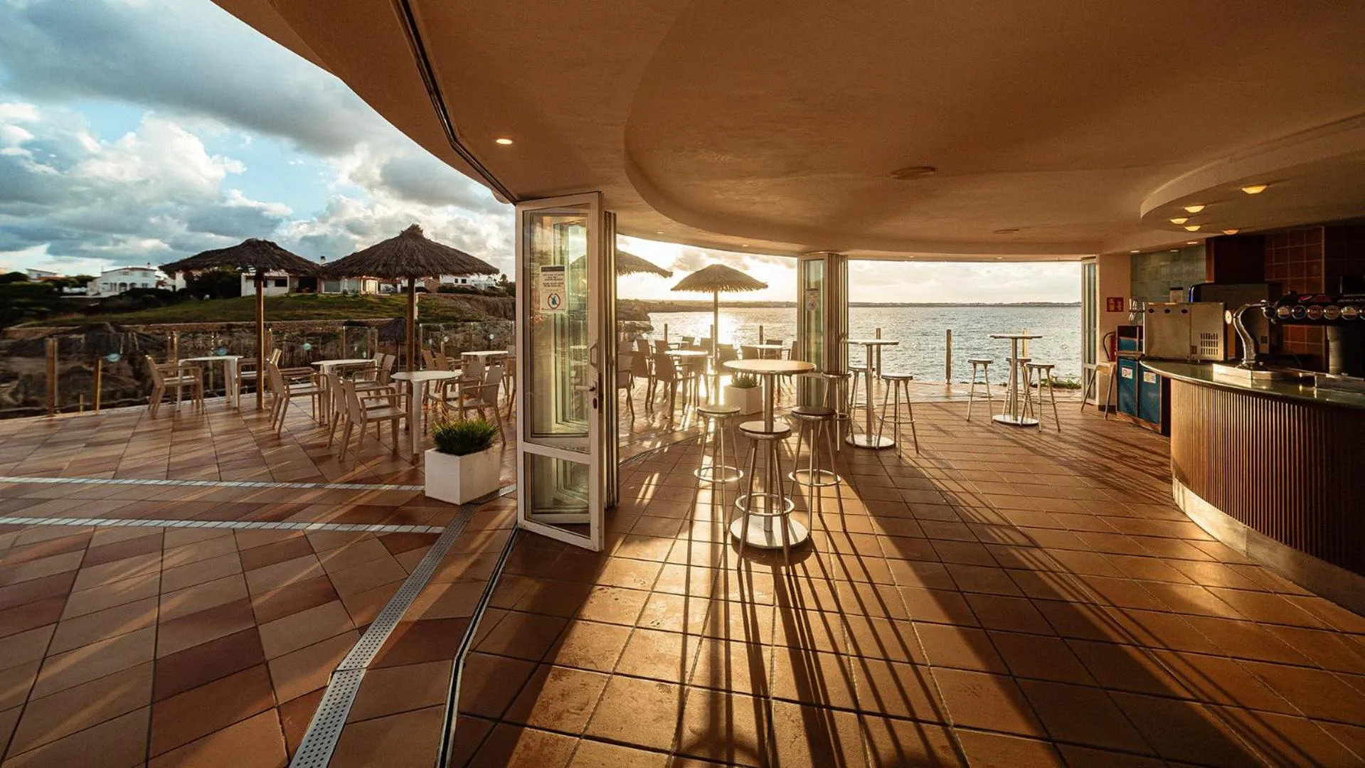 Restaurant/places to eat in Globales Almirante Farragut