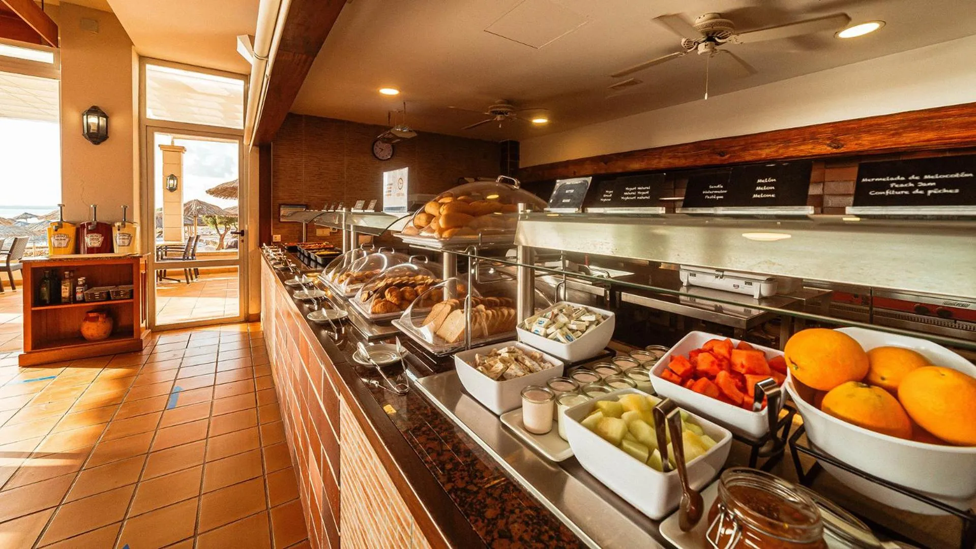 Buffet breakfast in Globales Almirante Farragut