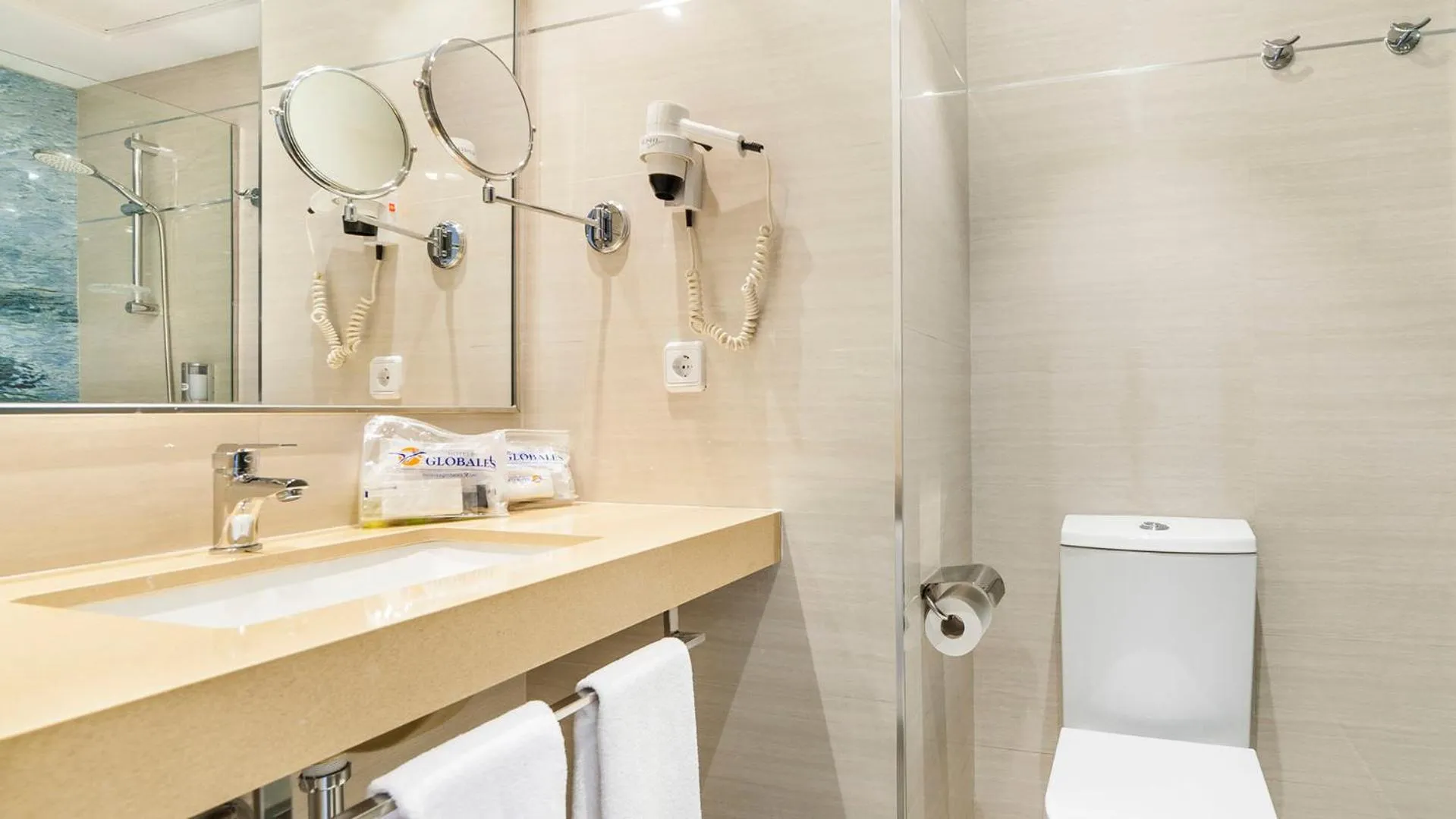 Bathroom in Globales Almirante Farragut