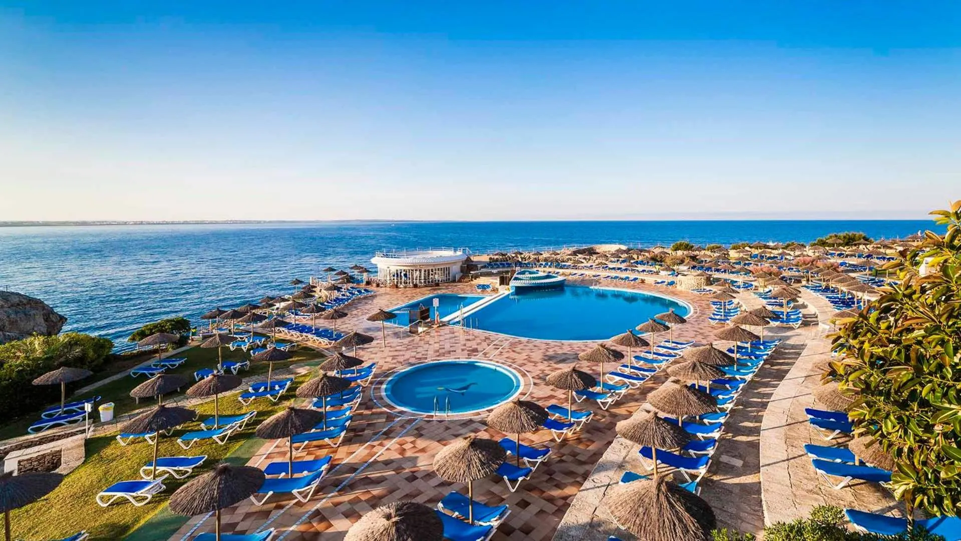 Swimming pool in Globales Almirante Farragut