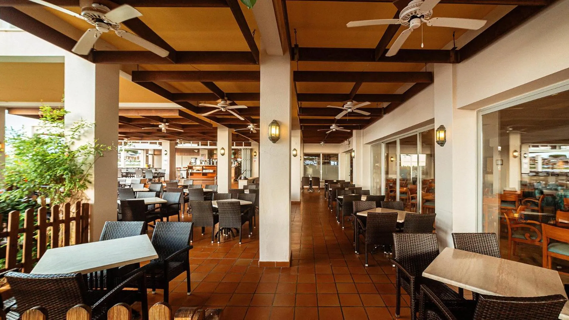 Restaurant/places to eat in Globales Almirante Farragut