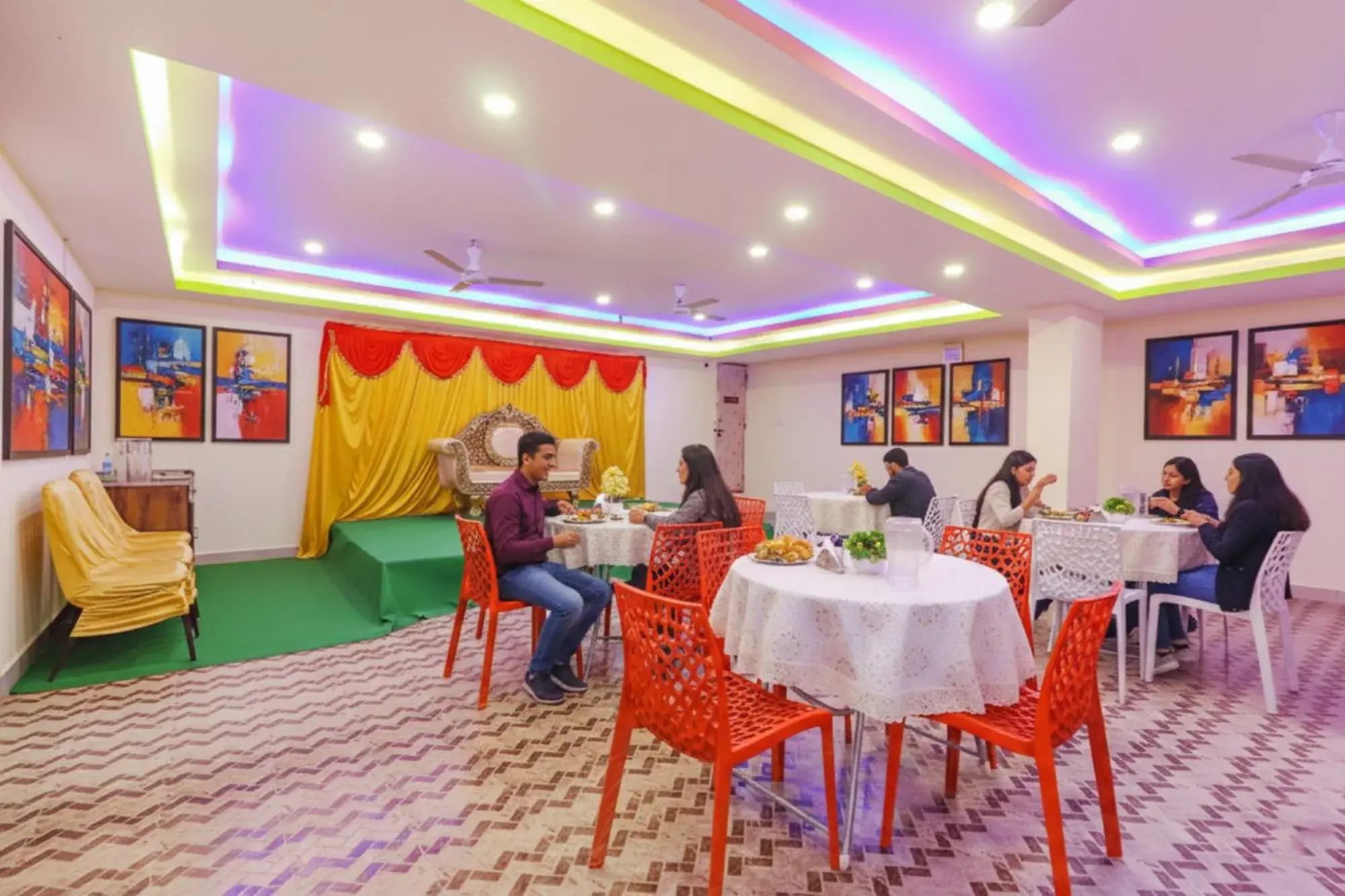 Restaurant/places to eat in FabExpress Broholic Suites - Nr JNTU Kukatpally Restaurant/places to eat in FabExpress Broholic Suites - Nr JNTU Kukatpally