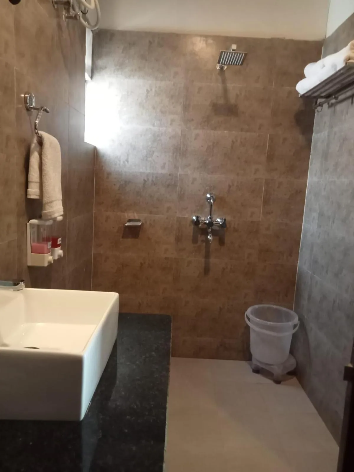 Shower in DLS MJ River Resort, Rishikesh