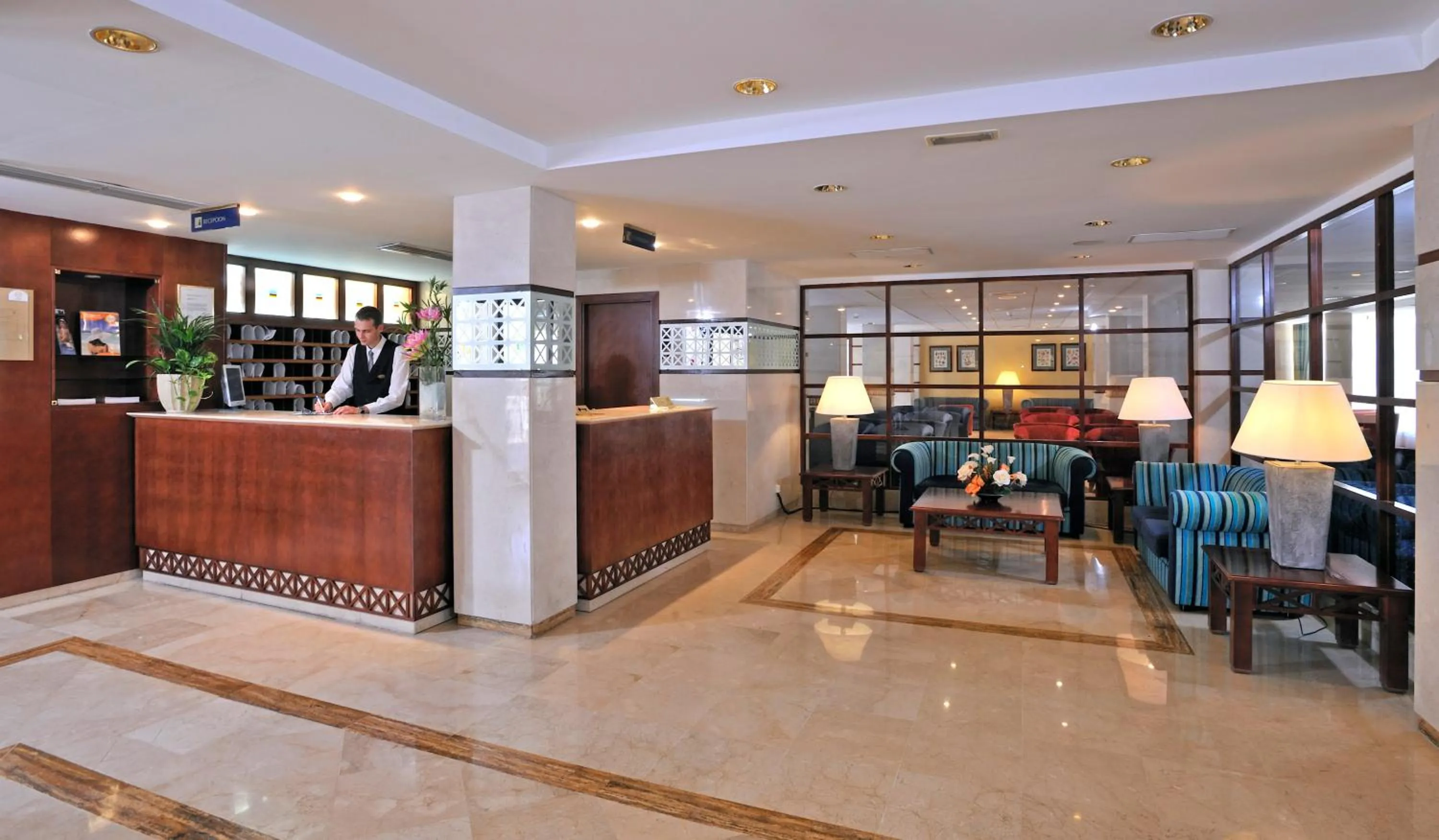 Lobby or reception in Globales Playa Santa Ponsa