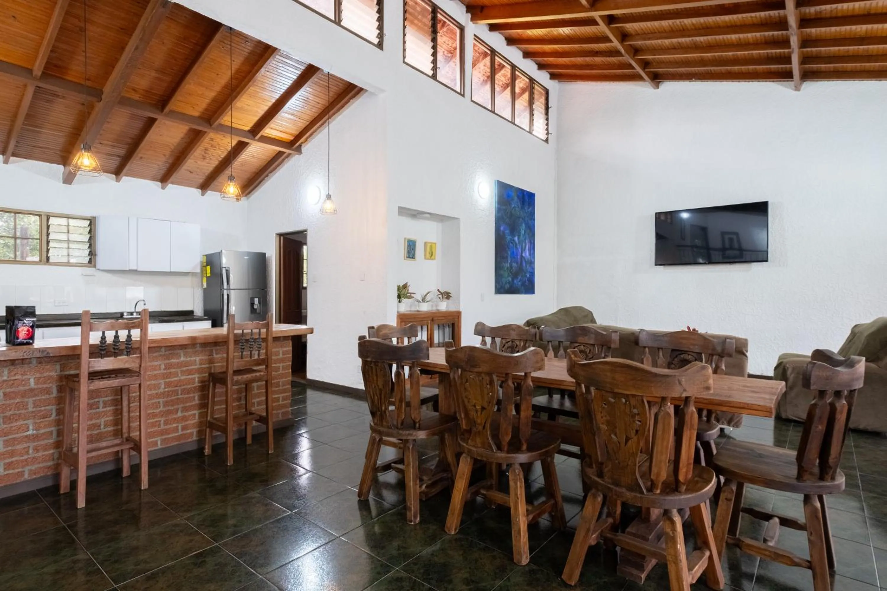 Communal lounge/ TV room in Hotel Chalet La Sofia by Majuva