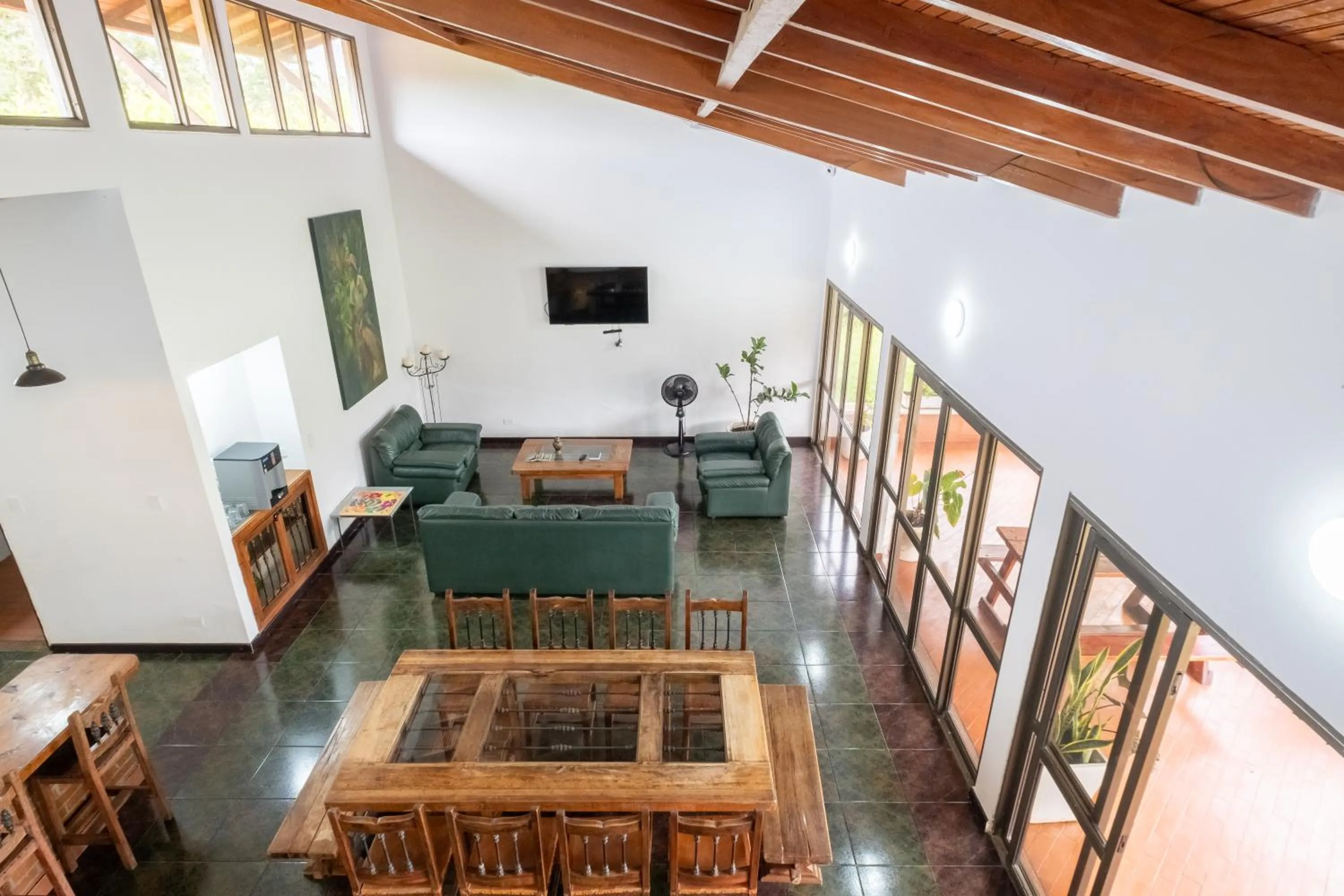 Communal lounge/ TV room in Hotel Chalet La Sofia by Majuva