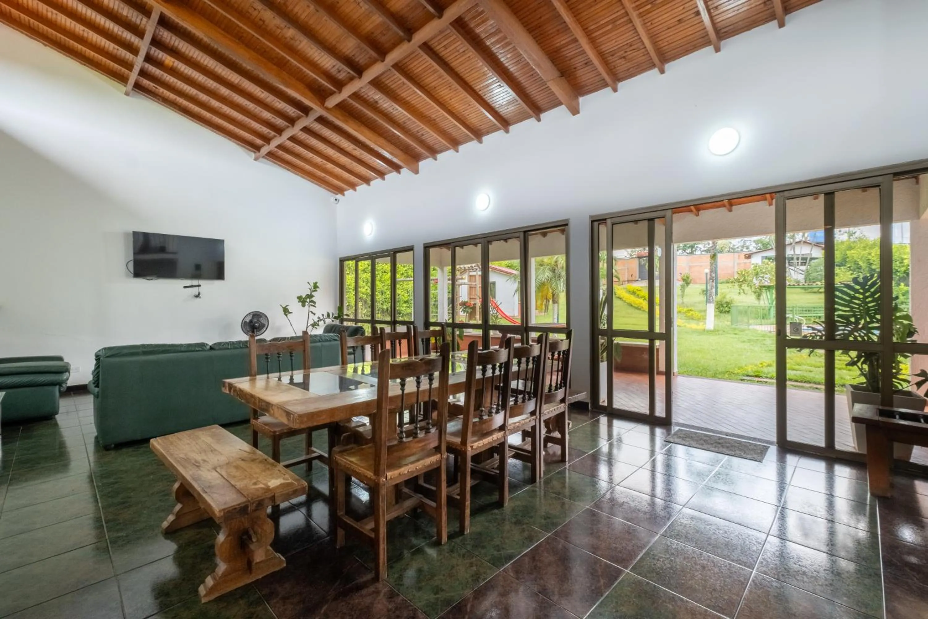 Communal lounge/ TV room in Hotel Chalet La Sofia by Majuva