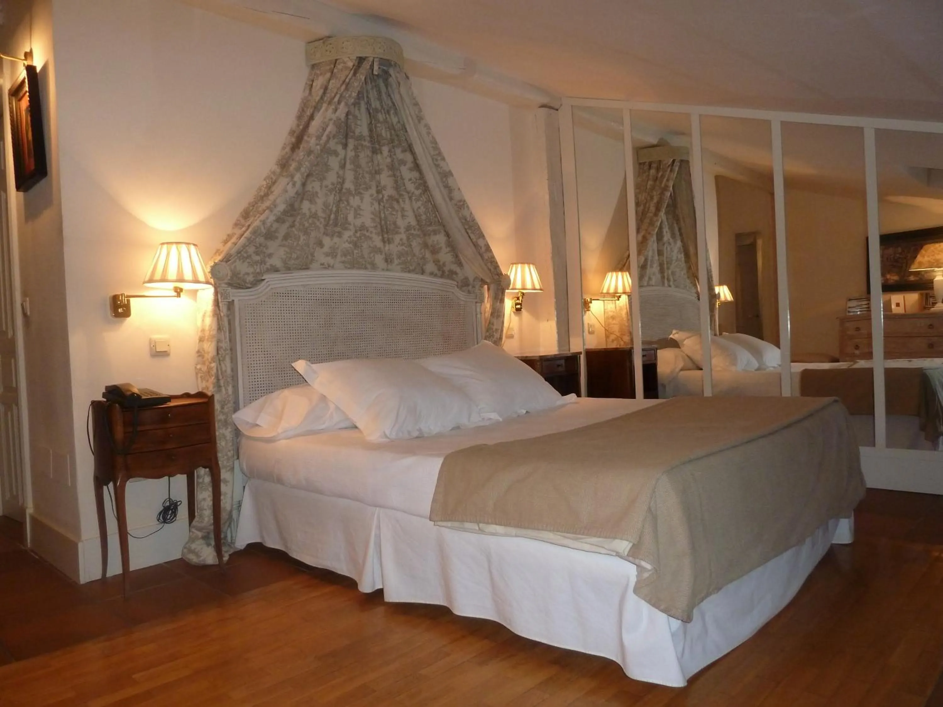 Photo of the whole room, Bed in Hotel Spa Salinas de Imón