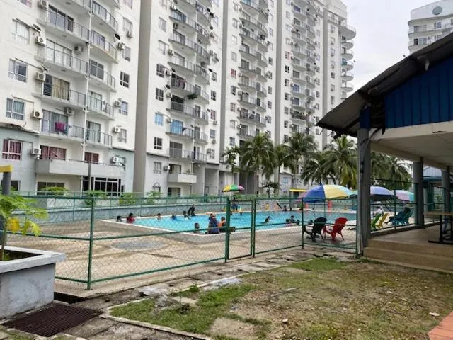Swimming pool in Marina View Villas Pinnacle Guest House