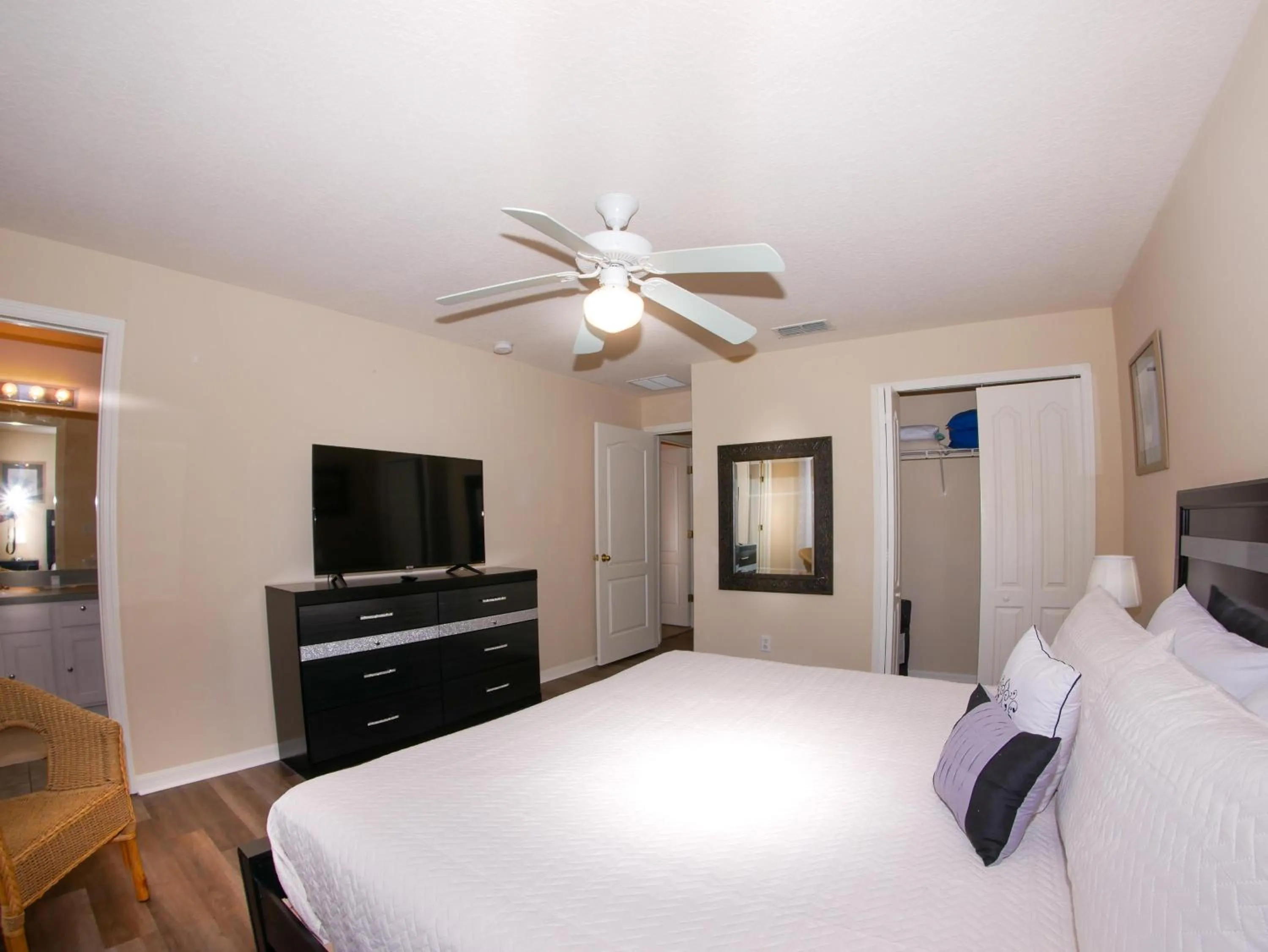 Bedroom, Bed in Great Community, Amazing Private Pool, Near Disney!