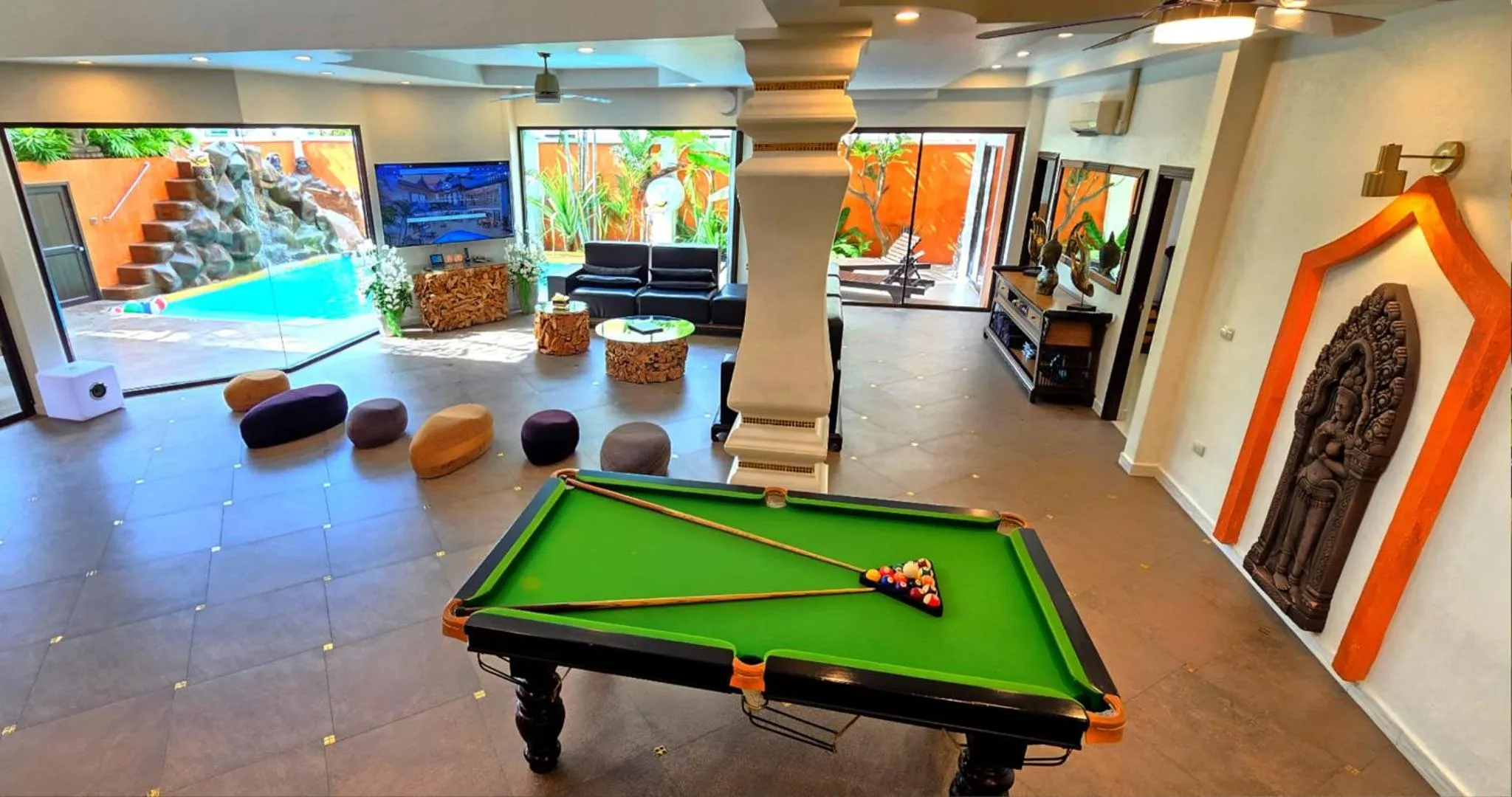 Communal lounge/ TV room in GOLDLAND Luxury Pool Villa Pattaya Walking Street 8 Bedrooms