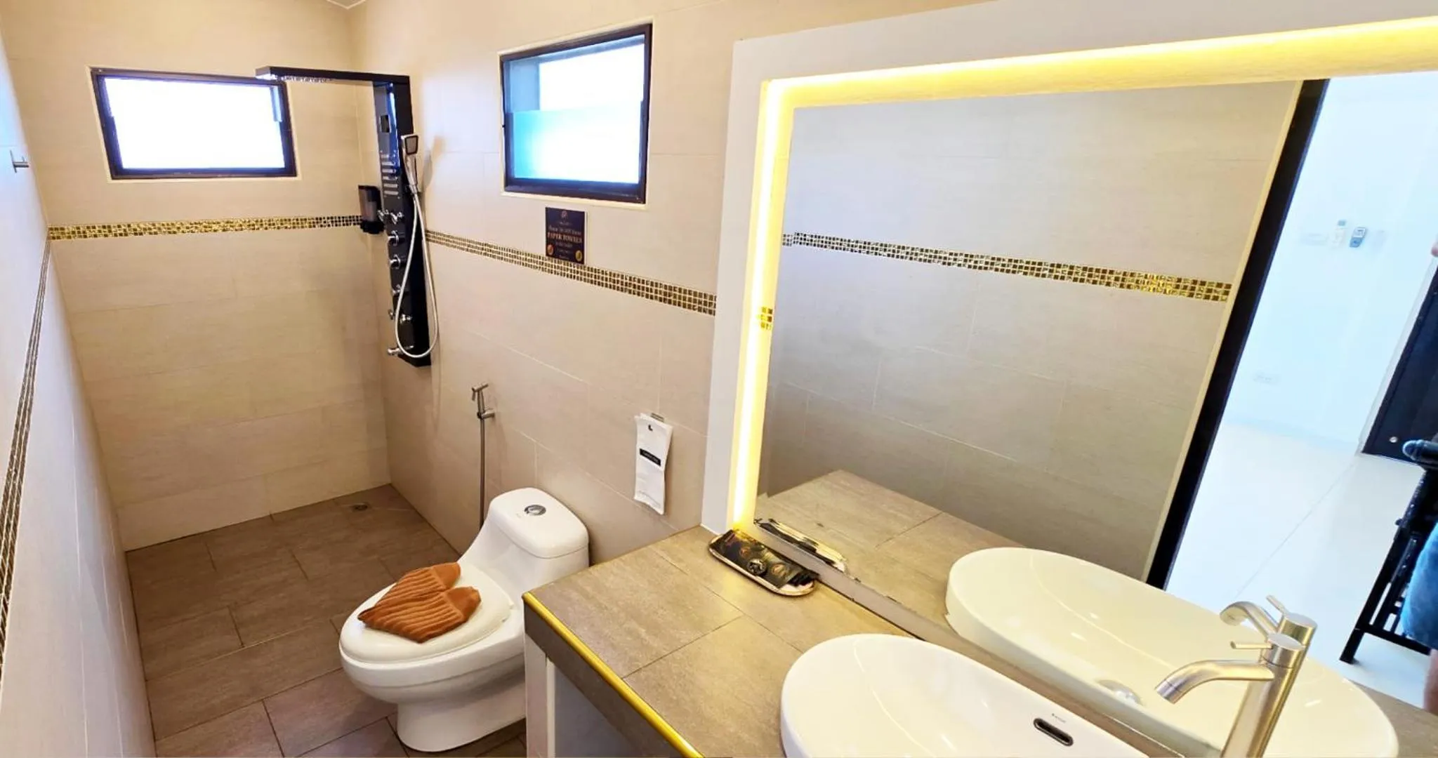 Shower in GOLDLAND Luxury Pool Villa Pattaya Walking Street 8 Bedrooms