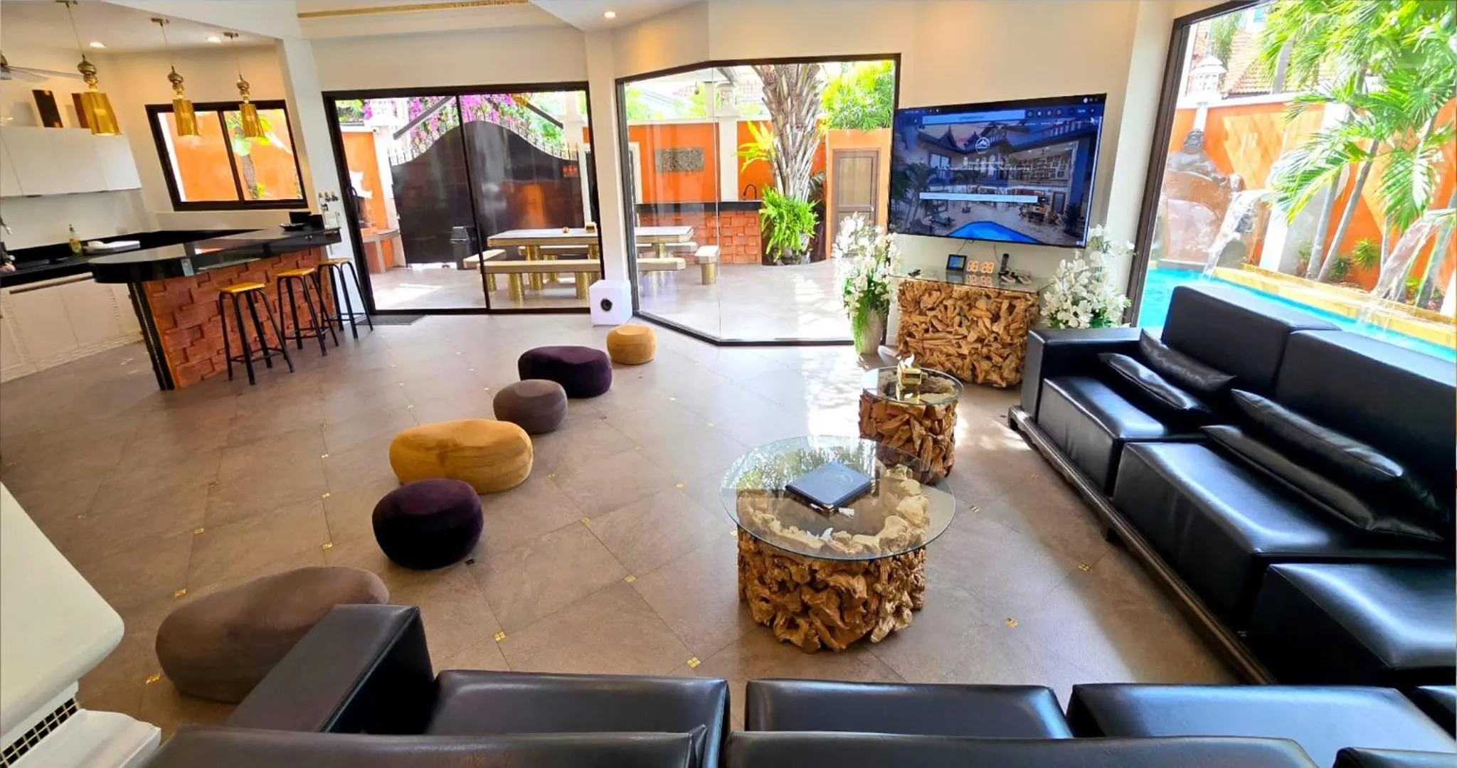 Communal lounge/ TV room in GOLDLAND Luxury Pool Villa Pattaya Walking Street 8 Bedrooms