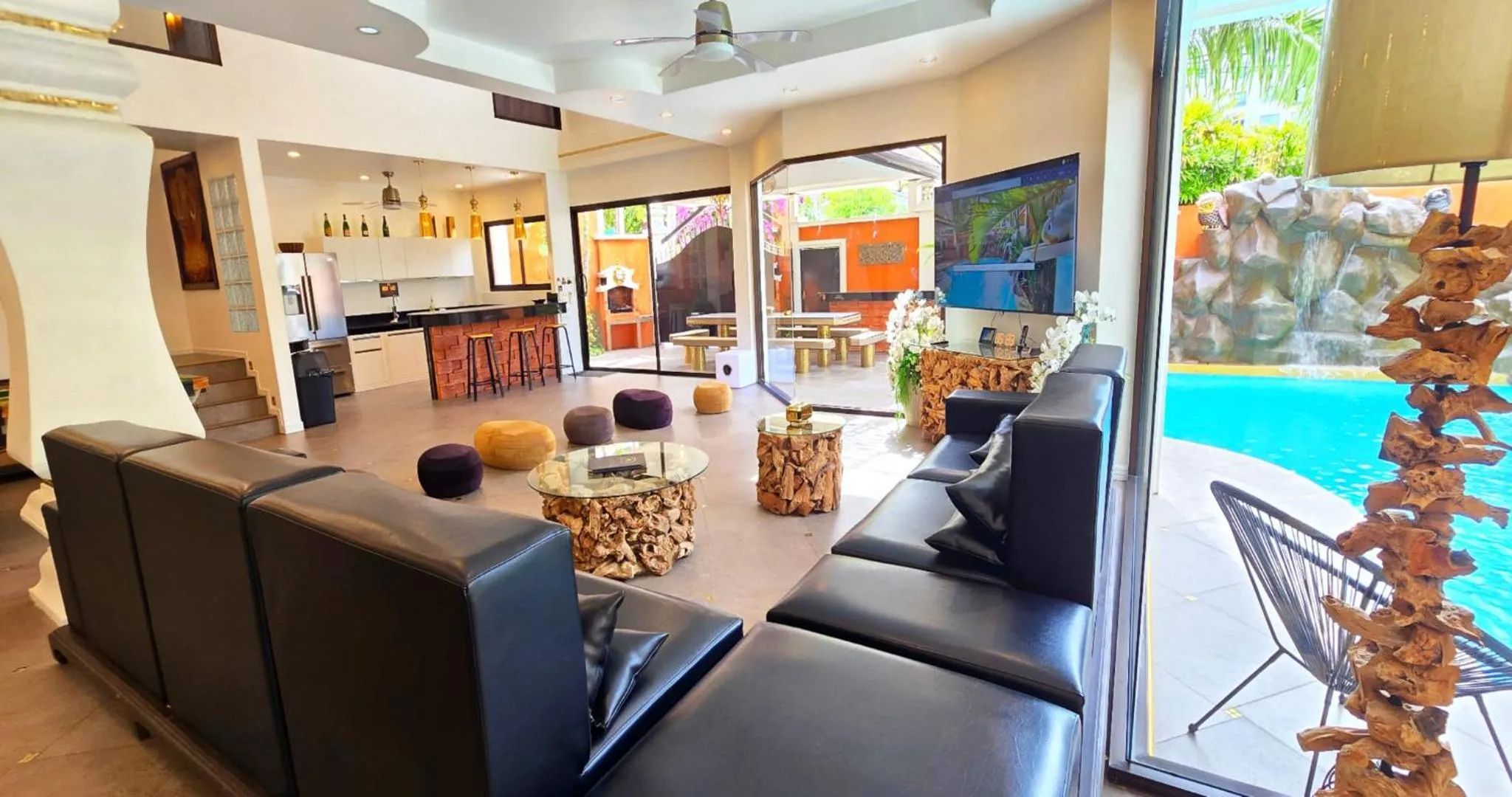 Communal lounge/ TV room in GOLDLAND Luxury Pool Villa Pattaya Walking Street 8 Bedrooms