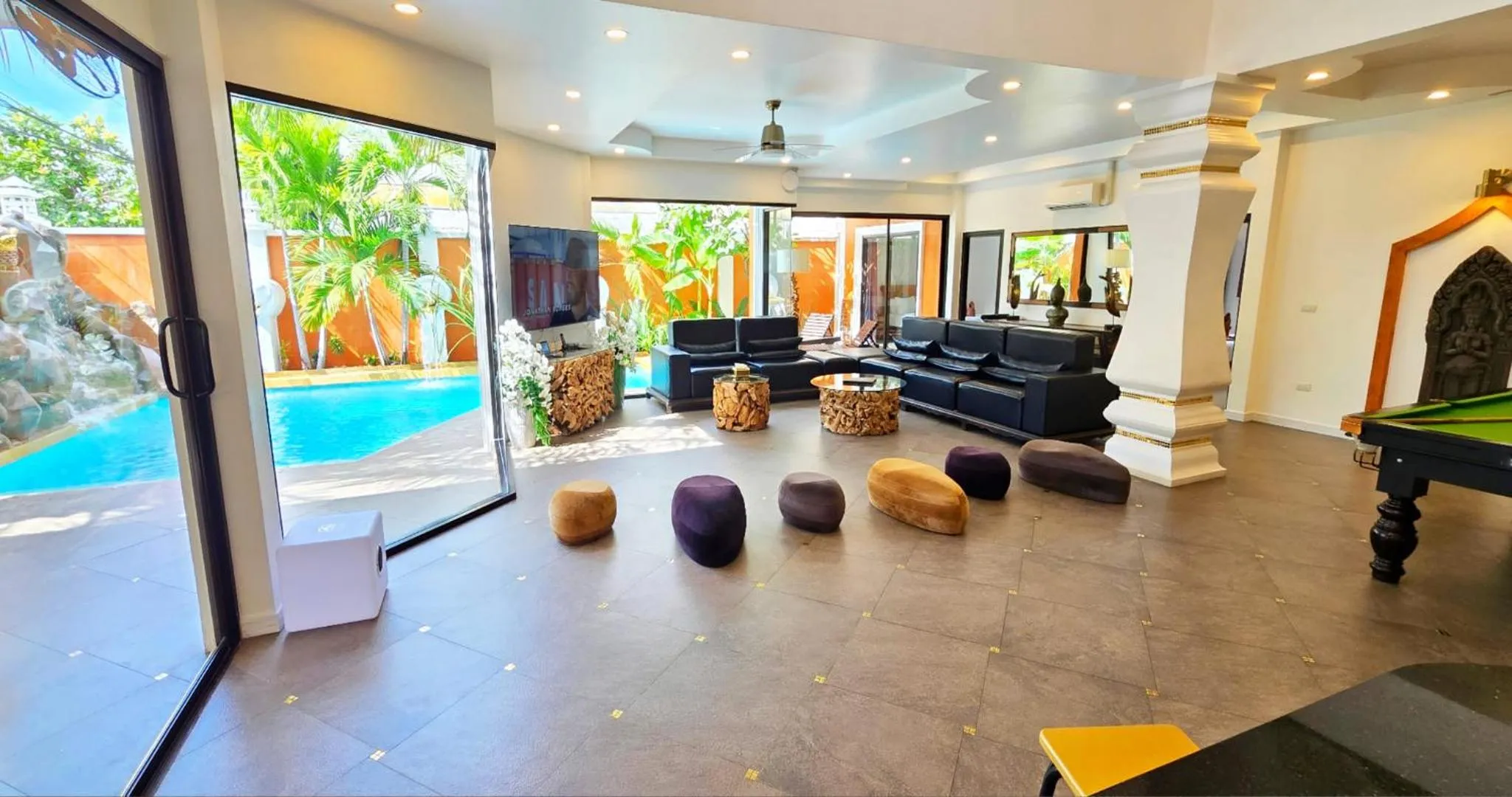 Patio in GOLDLAND Luxury Pool Villa Pattaya Walking Street 8 Bedrooms