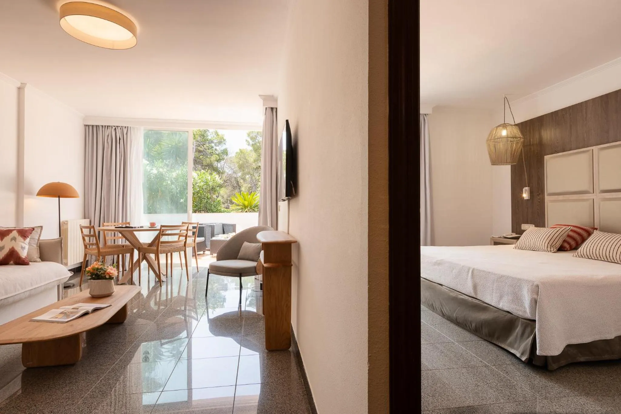 Living room, Bed in Suite Hotel S'Argamassa Palace