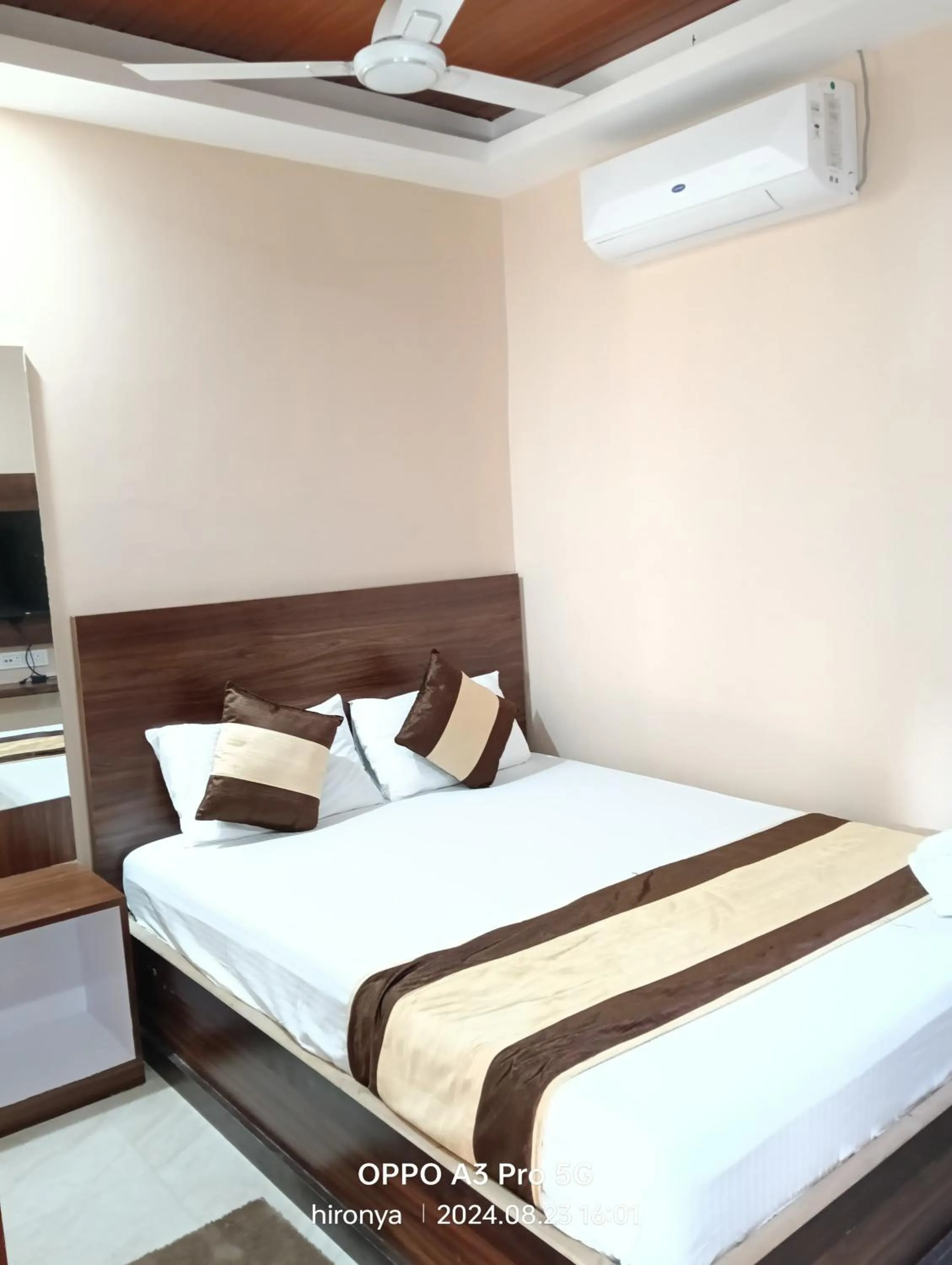 Bedroom, Bed in Hotel Embassy