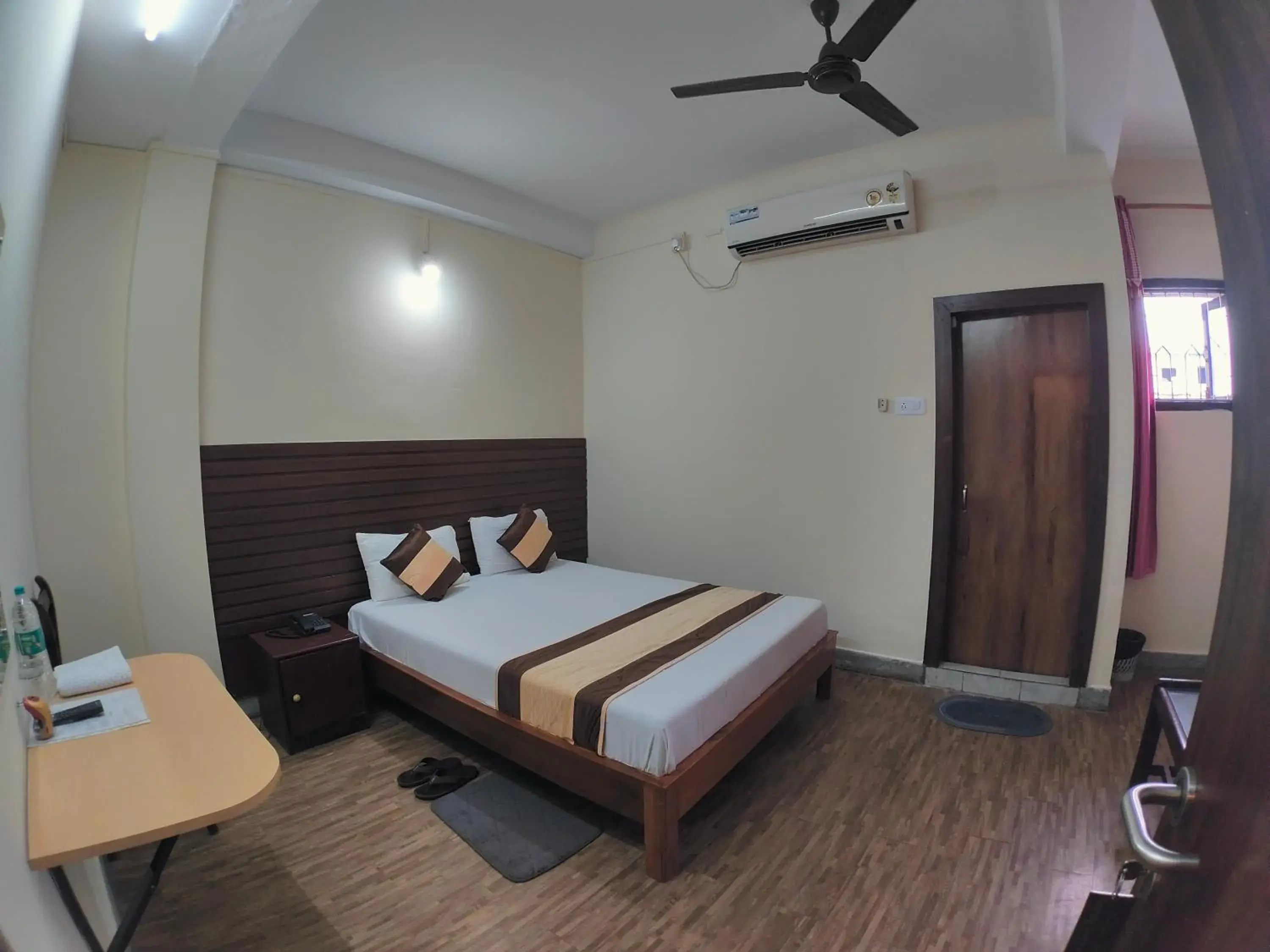 Bedroom, Bed in Hotel Embassy Bedroom, Bed in Hotel Embassy