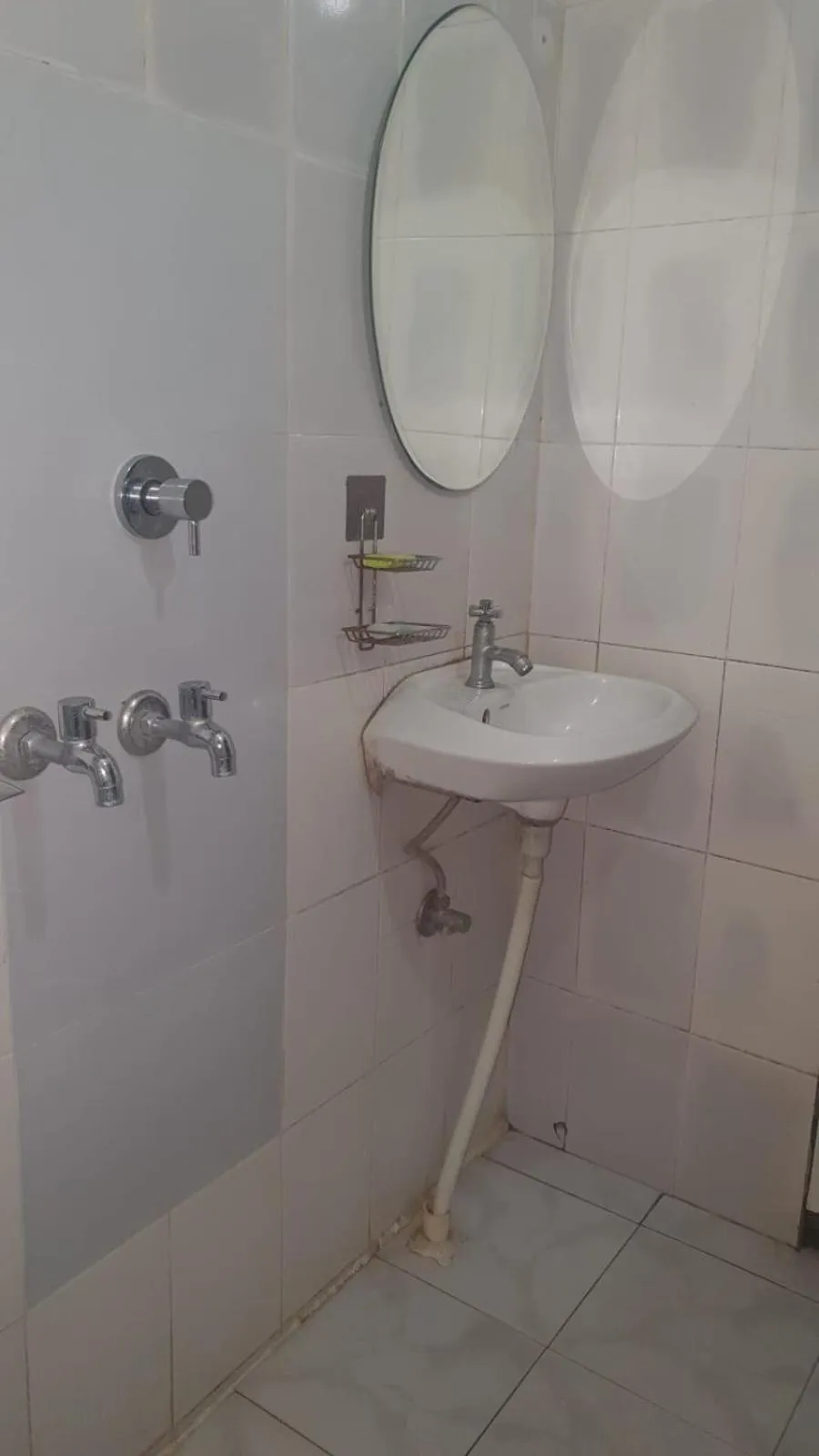 Bathroom in Hotel Embassy