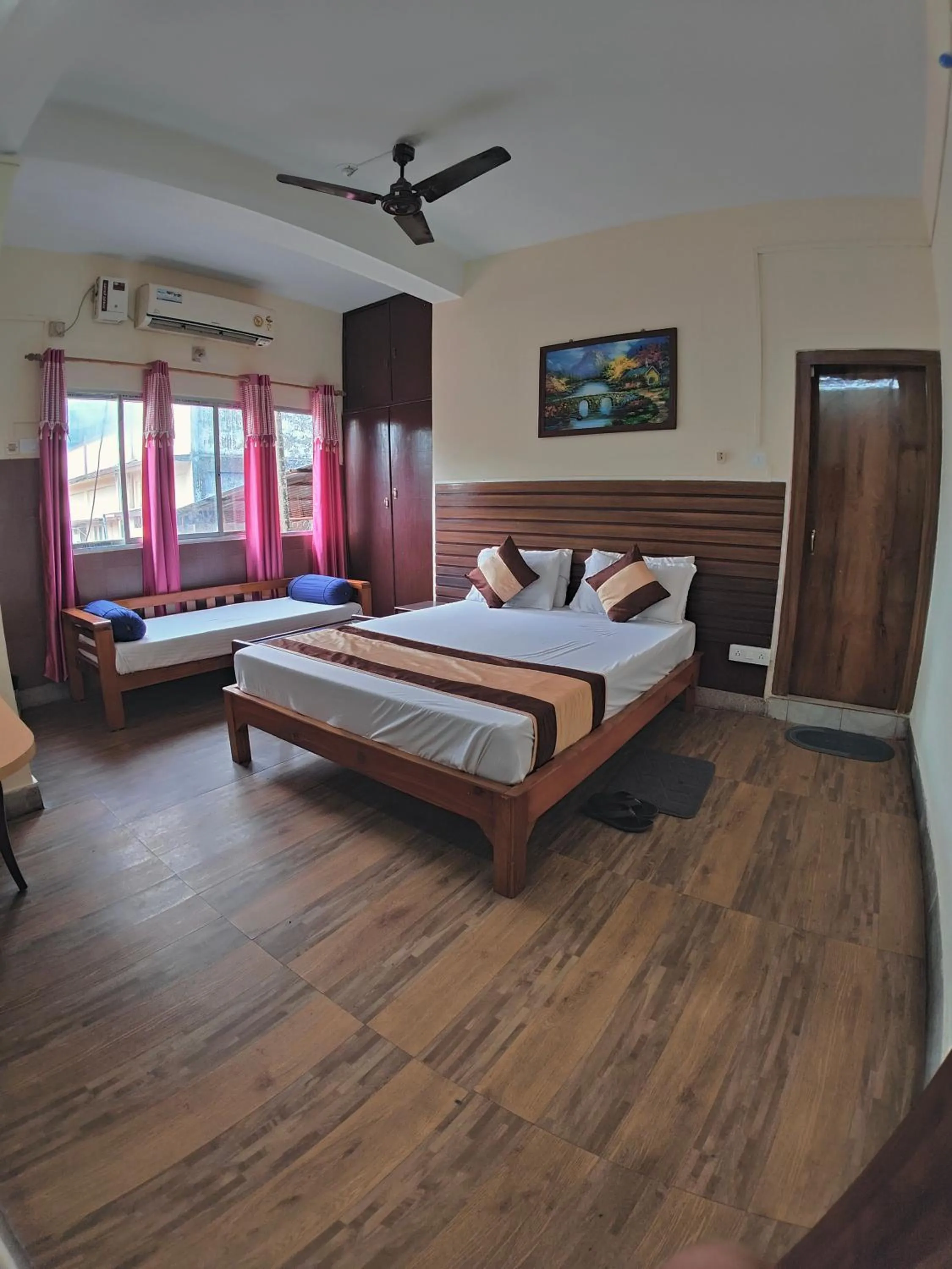 Bedroom, Bed in Hotel Embassy