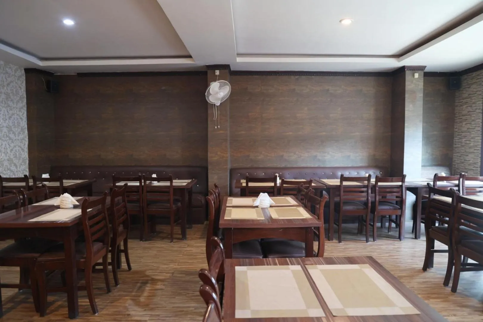 Restaurant/places to eat in Hotel Embassy