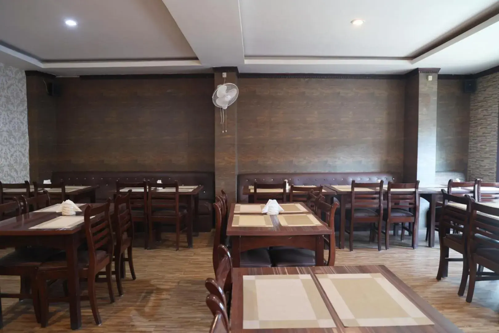 Restaurant/places to eat in Hotel Embassy Restaurant/places to eat in Hotel Embassy