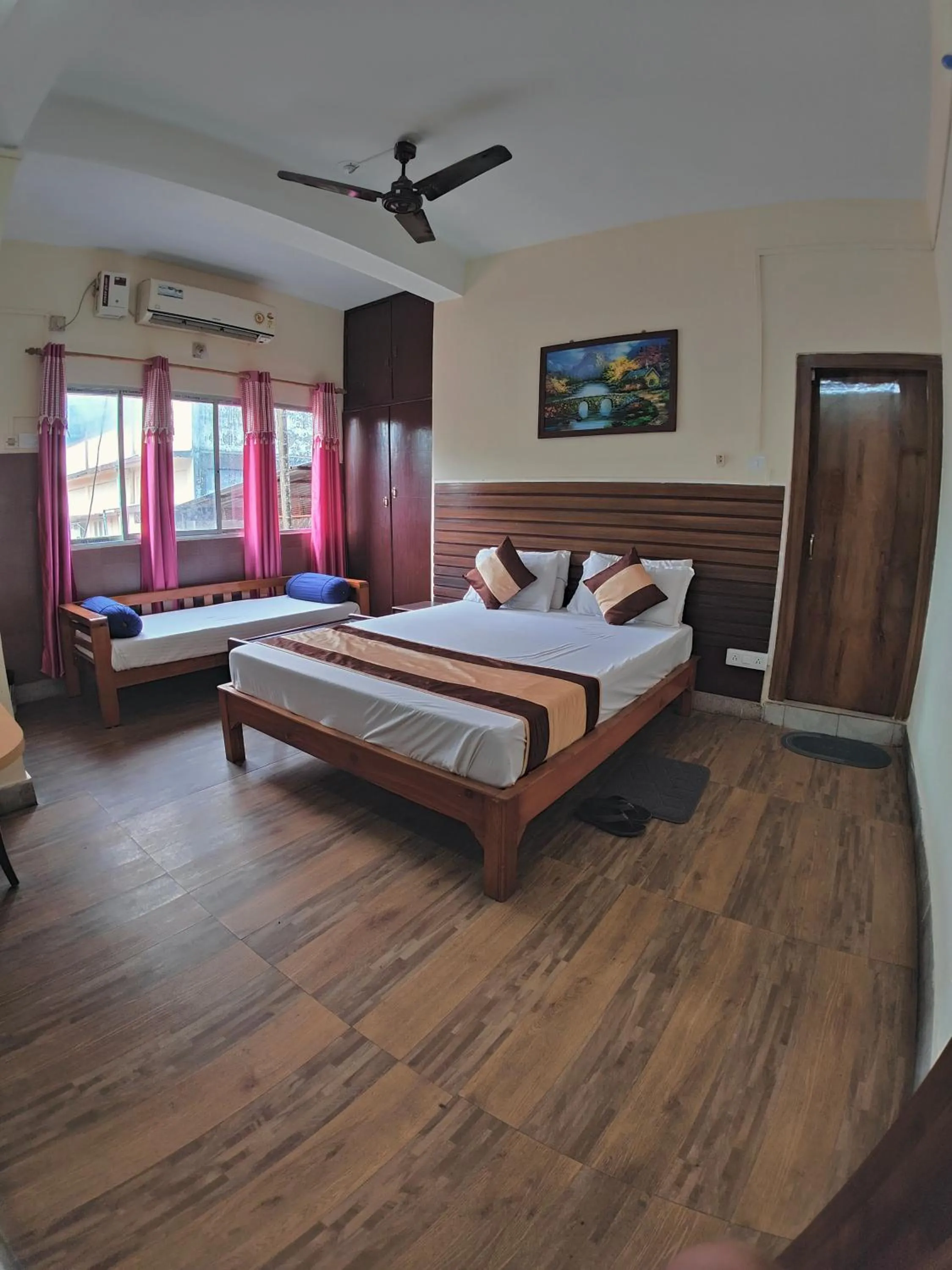 Bedroom, Bed in Hotel Embassy