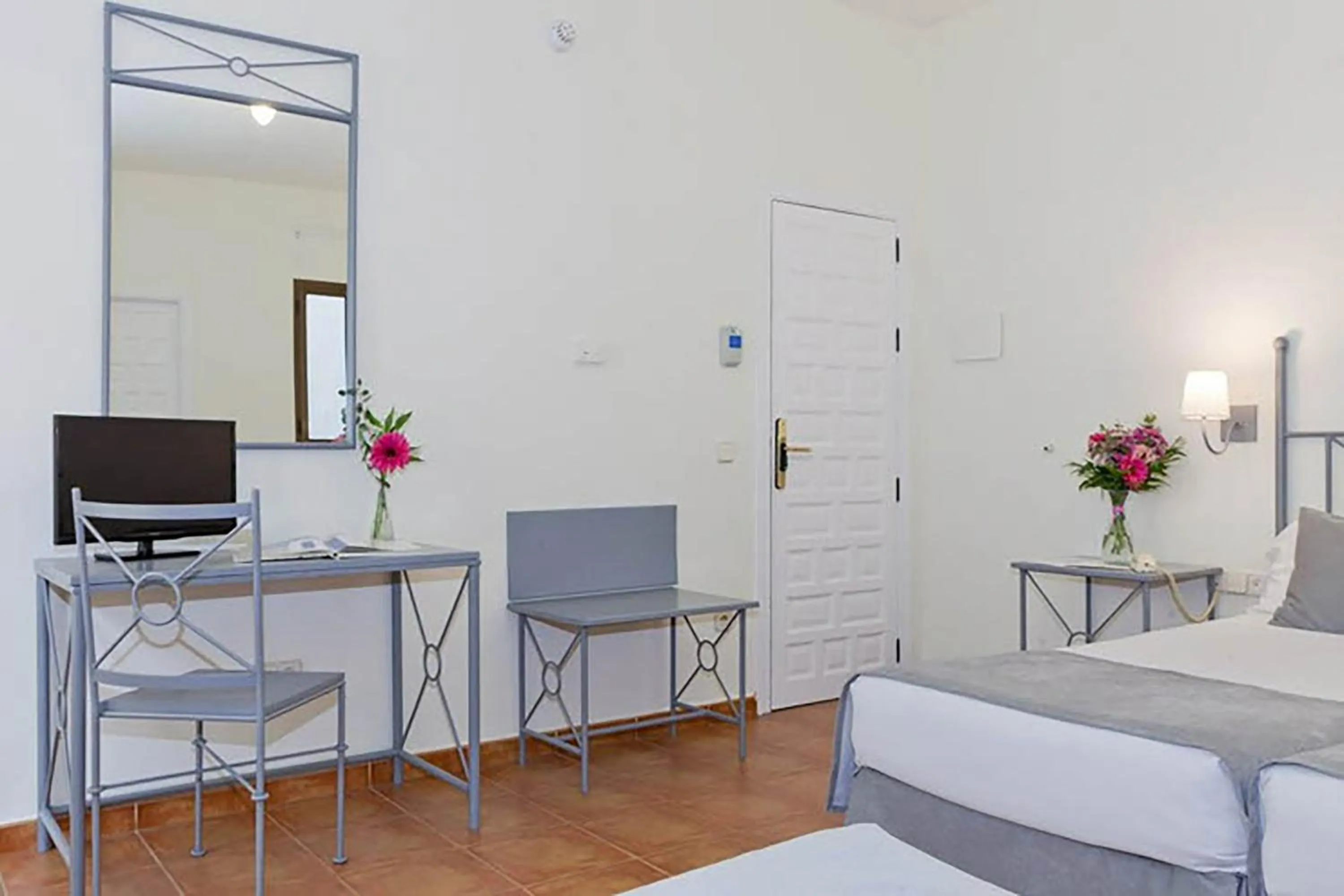 Photo of the whole room, Bed in Sercotel Toledo Imperial