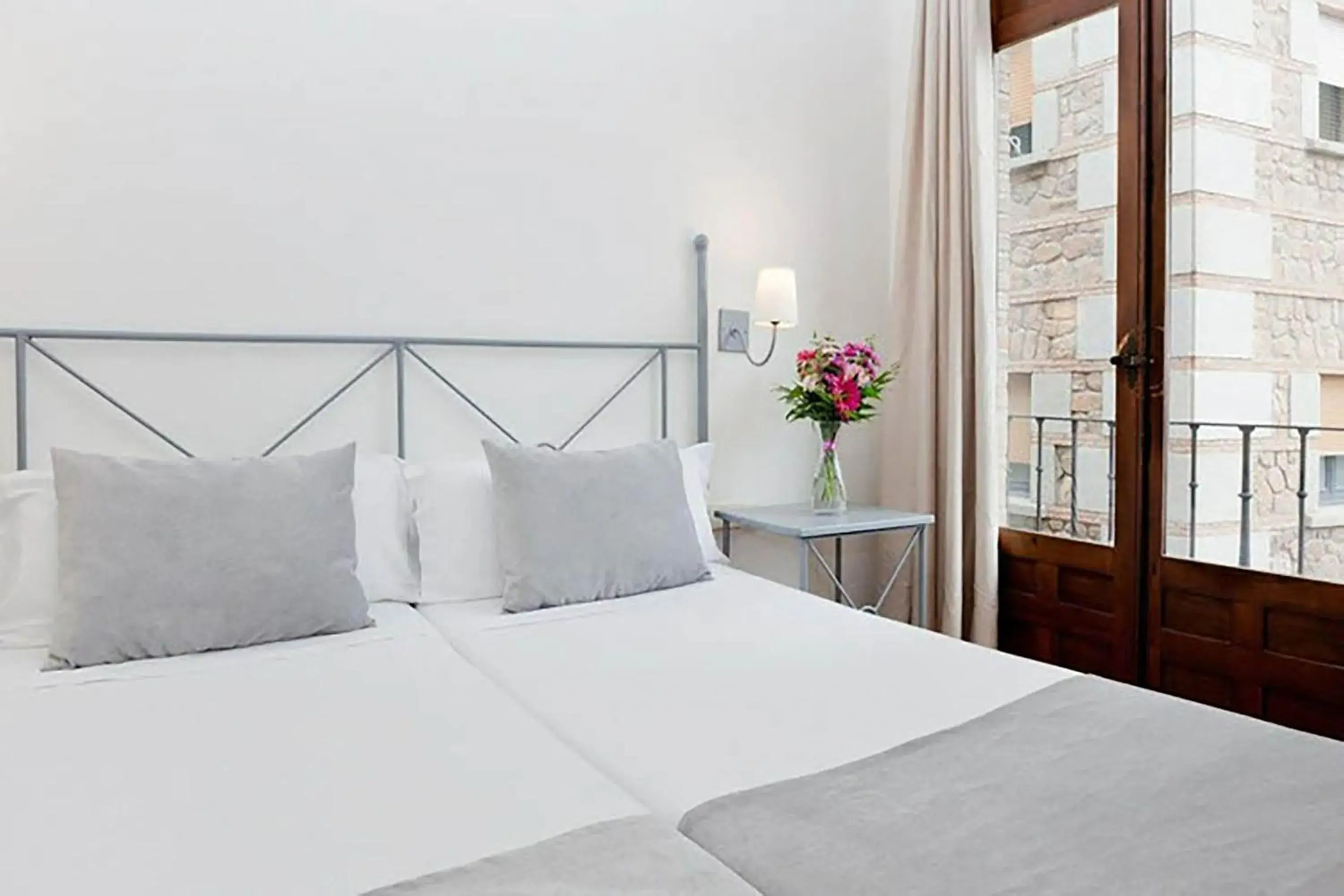 Photo of the whole room, Bed in Sercotel Toledo Imperial Photo of the whole room, Bed in Sercotel Toledo Imperial