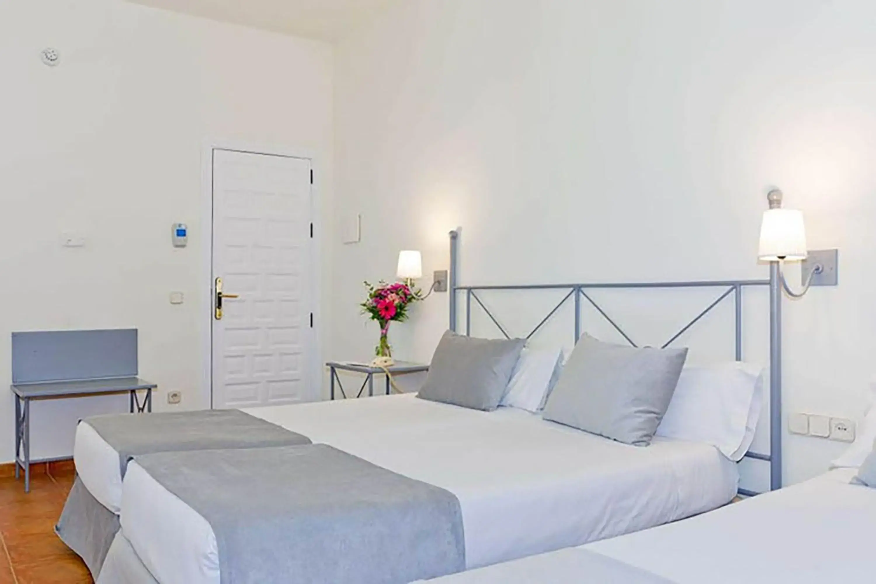 Photo of the whole room, Bed in Sercotel Toledo Imperial Photo of the whole room, Bed in Sercotel Toledo Imperial