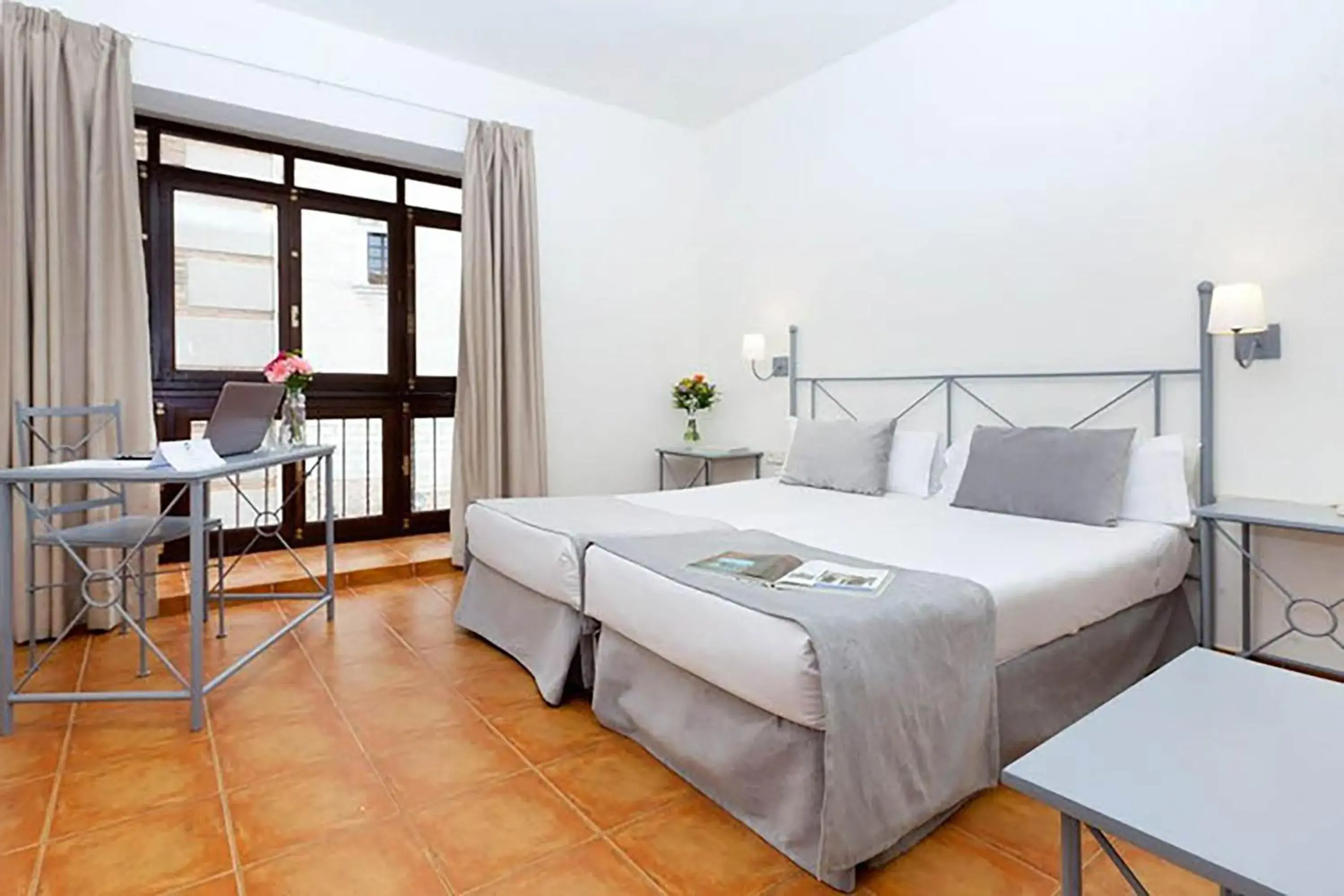 Photo of the whole room, Bed in Sercotel Toledo Imperial Photo of the whole room, Bed in Sercotel Toledo Imperial