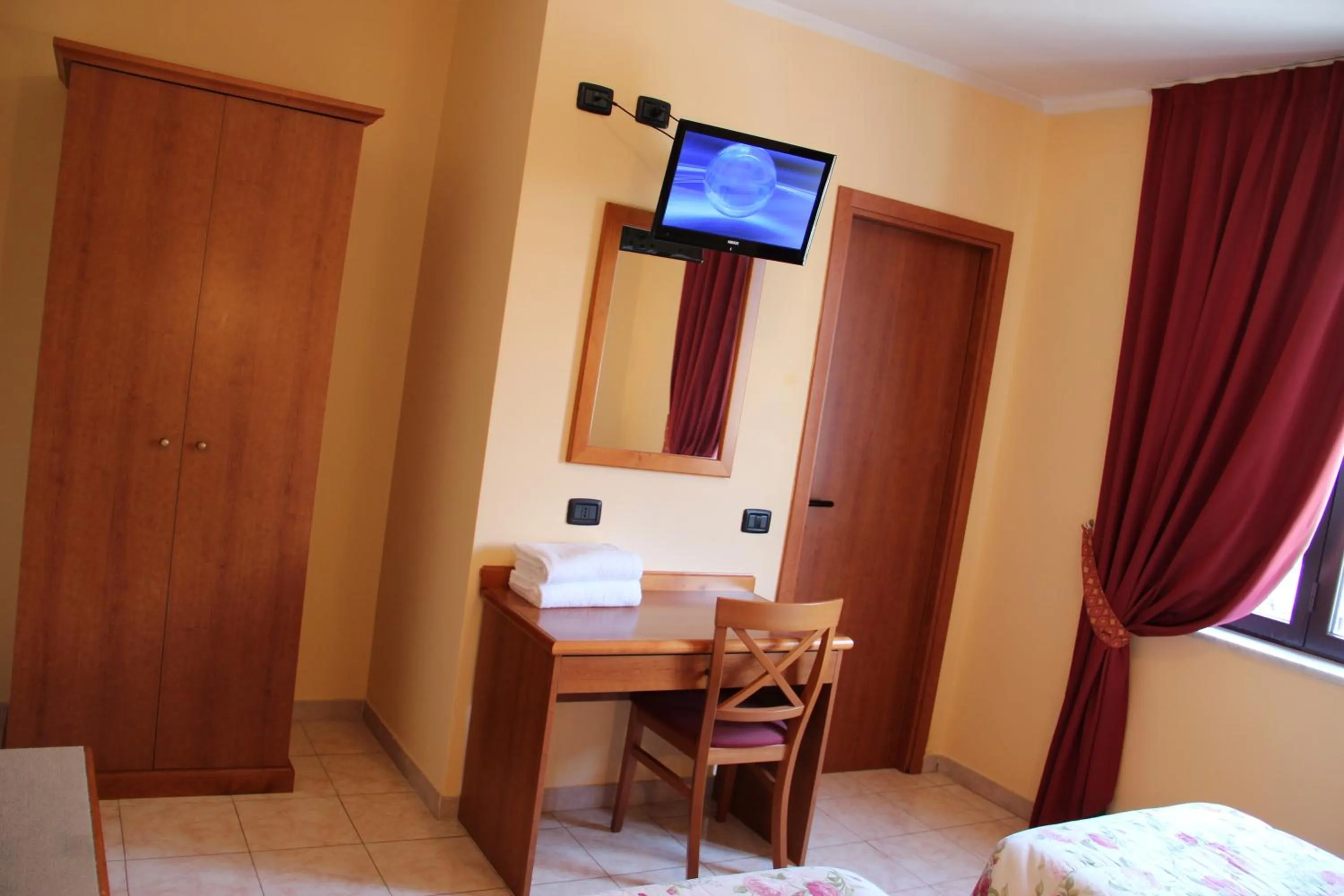 Bedroom, Bed in Demy Hotel