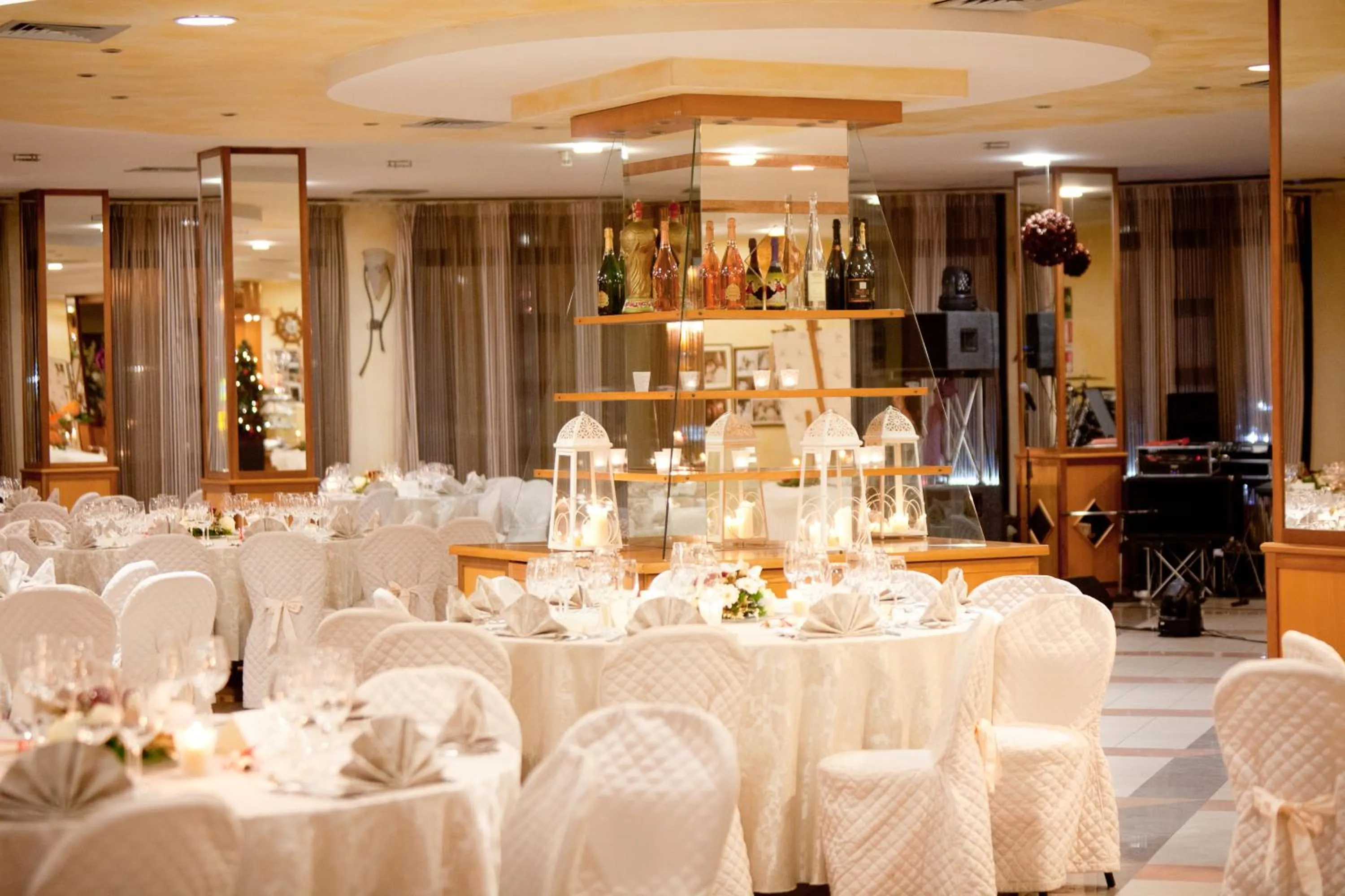 Restaurant/places to eat in Demy Hotel