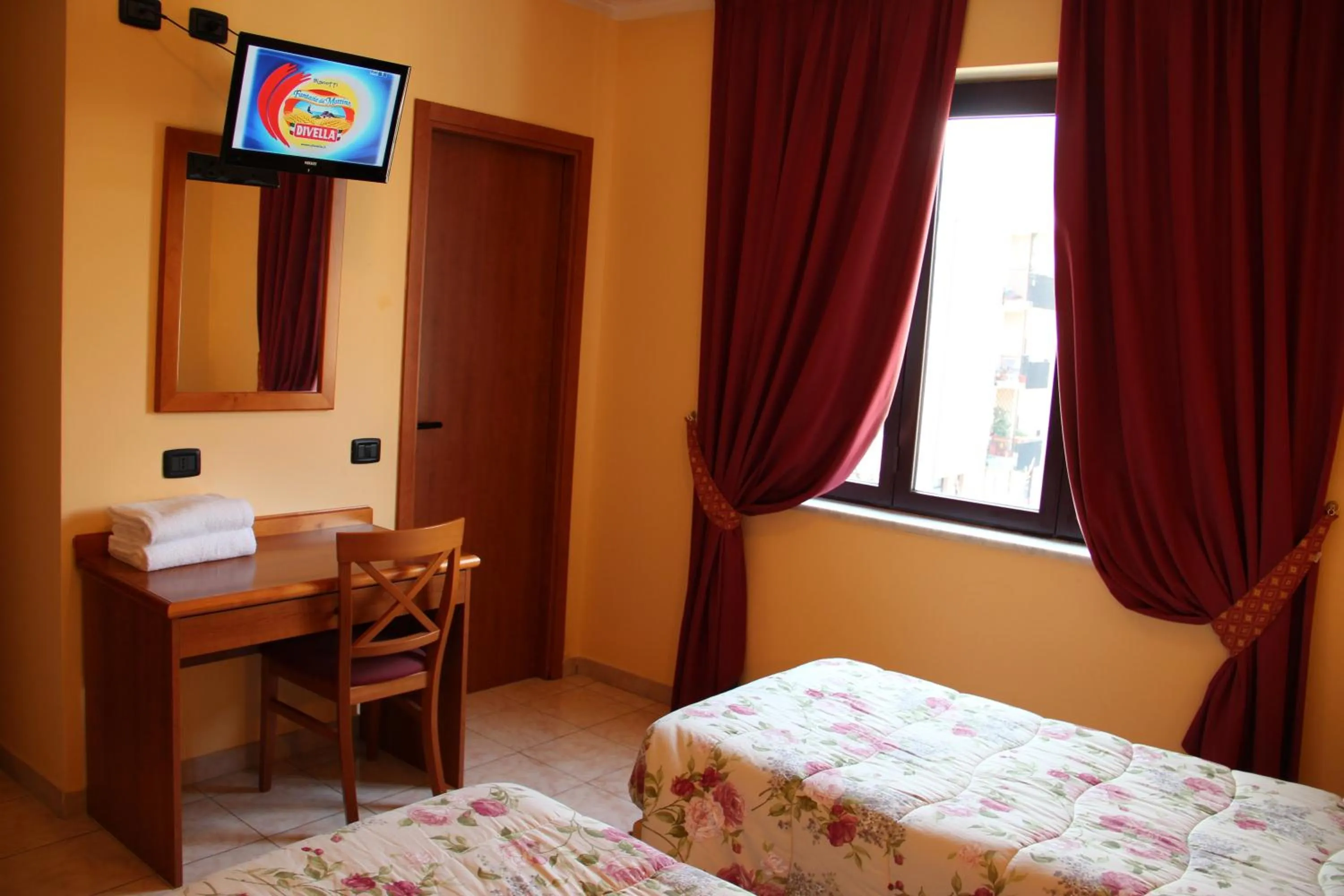 Bedroom, Bed in Demy Hotel