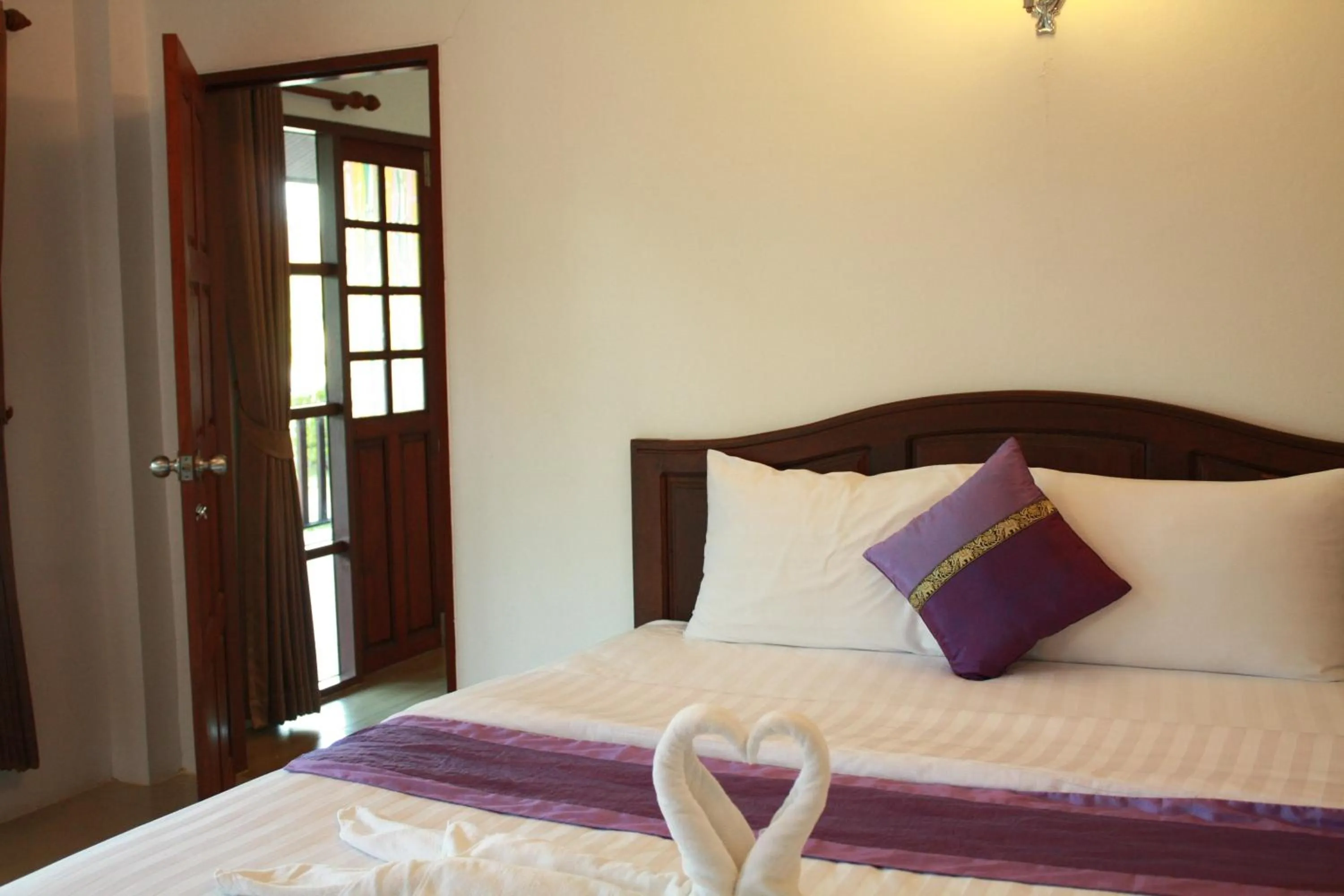 Bedroom, Bed in Waterside Resort