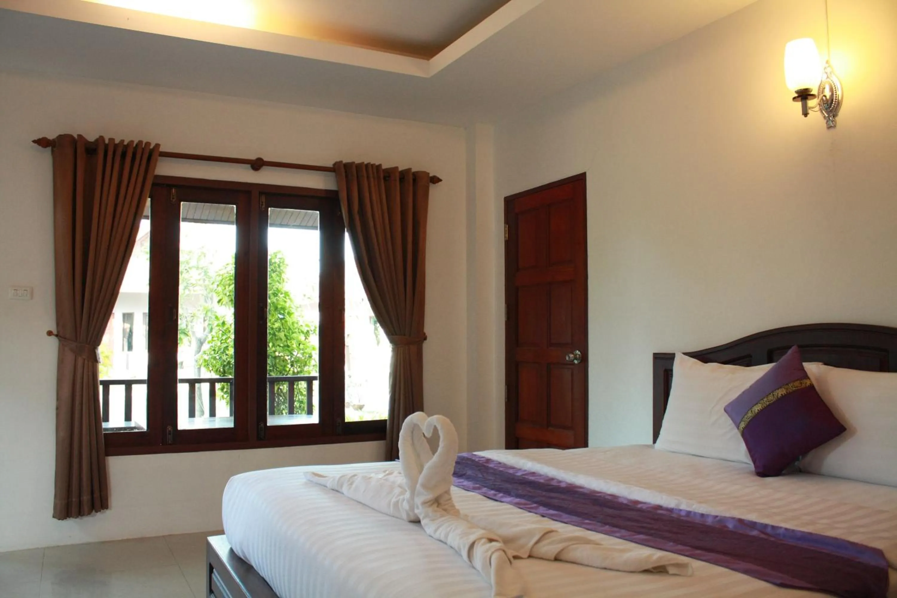 Bedroom, Bed in Waterside Resort