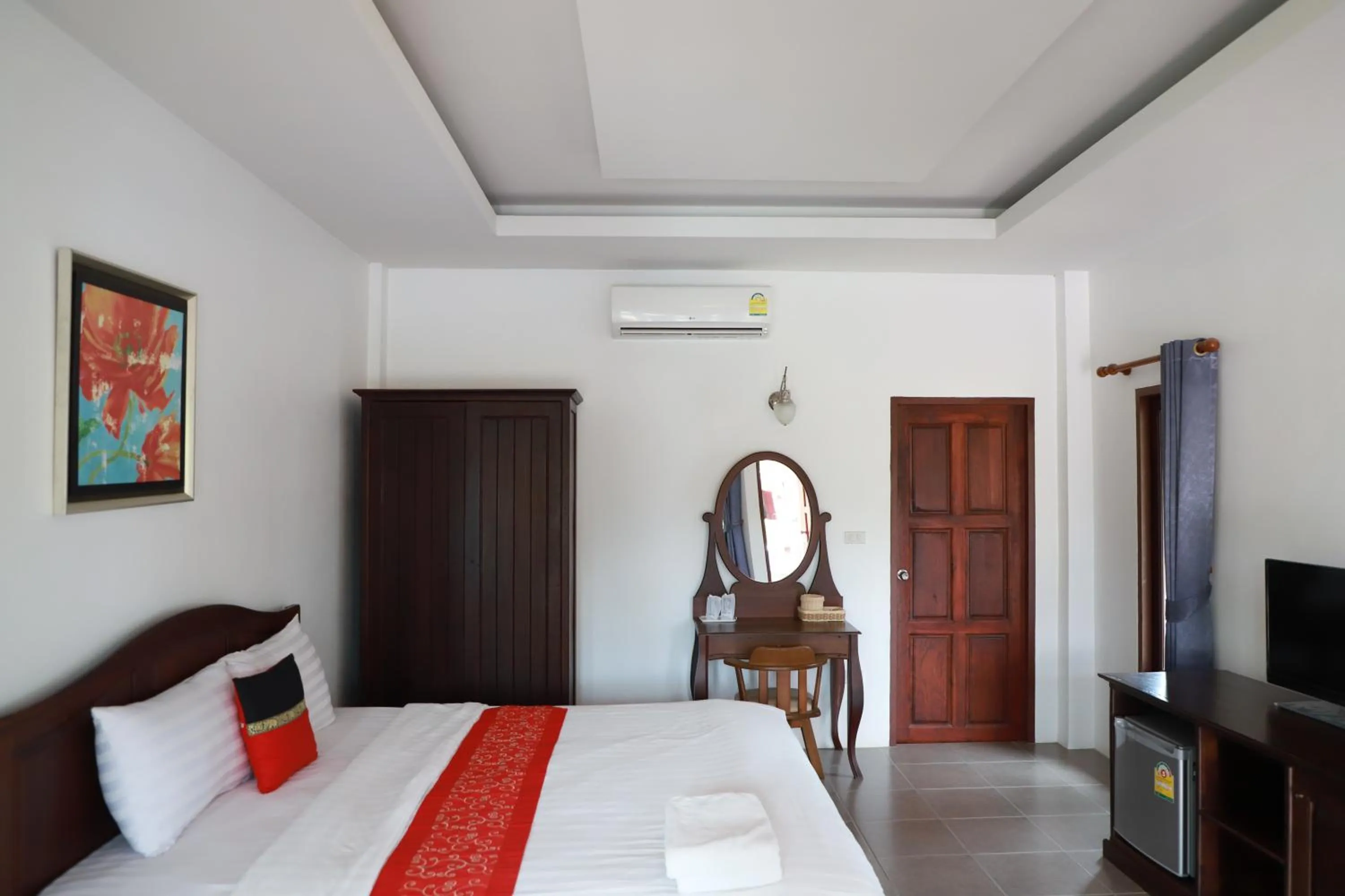 Photo of the whole room, Bed in Waterside Resort