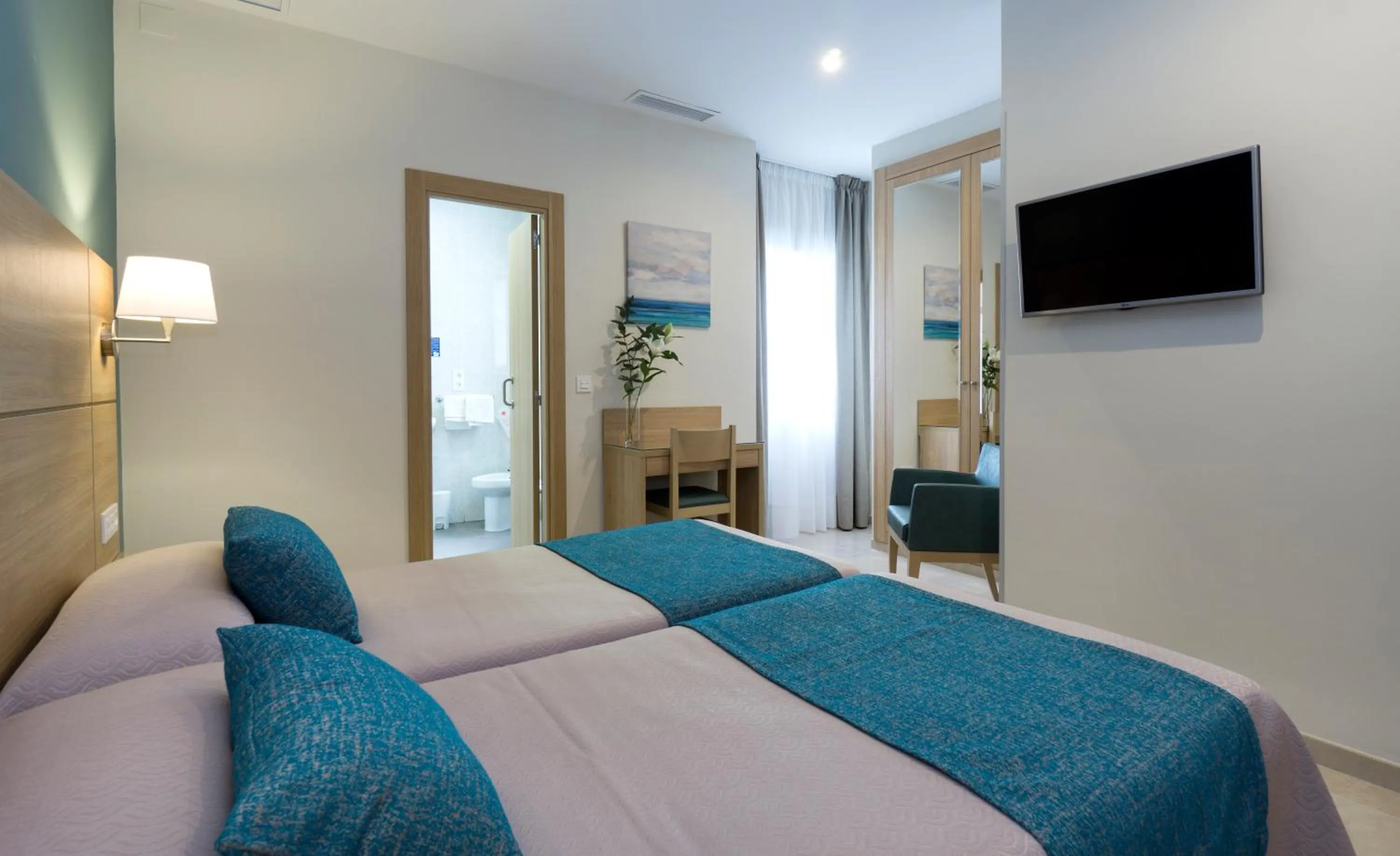 Photo of the whole room, Bed in Hotel Sur Málaga