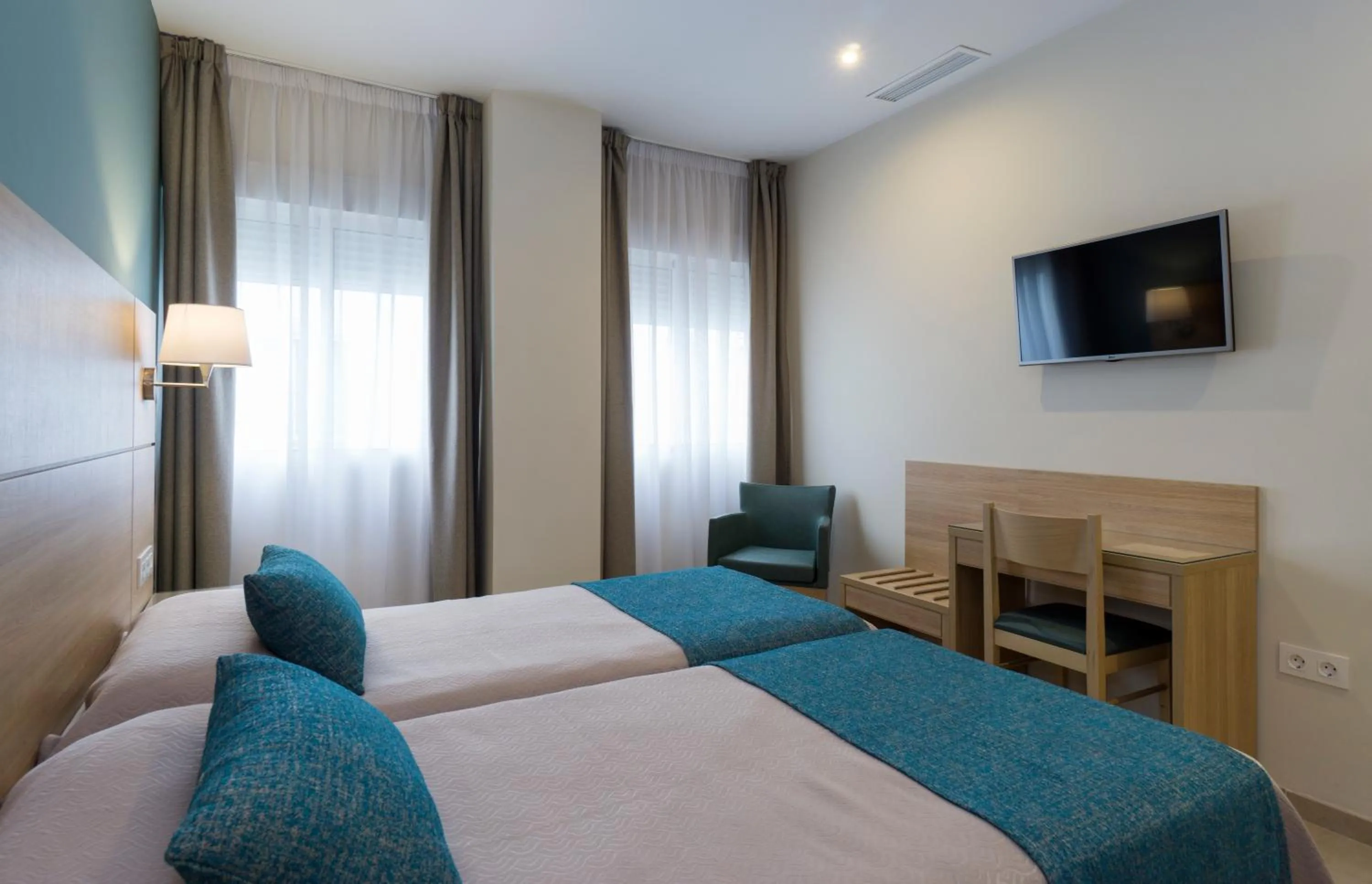 Photo of the whole room, Bed in Hotel Sur Málaga