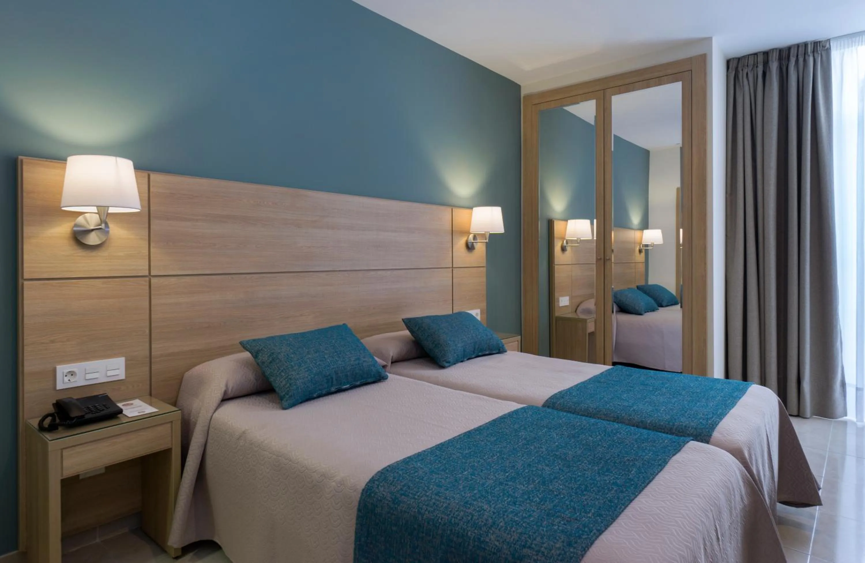 Photo of the whole room, Bed in Hotel Sur Málaga