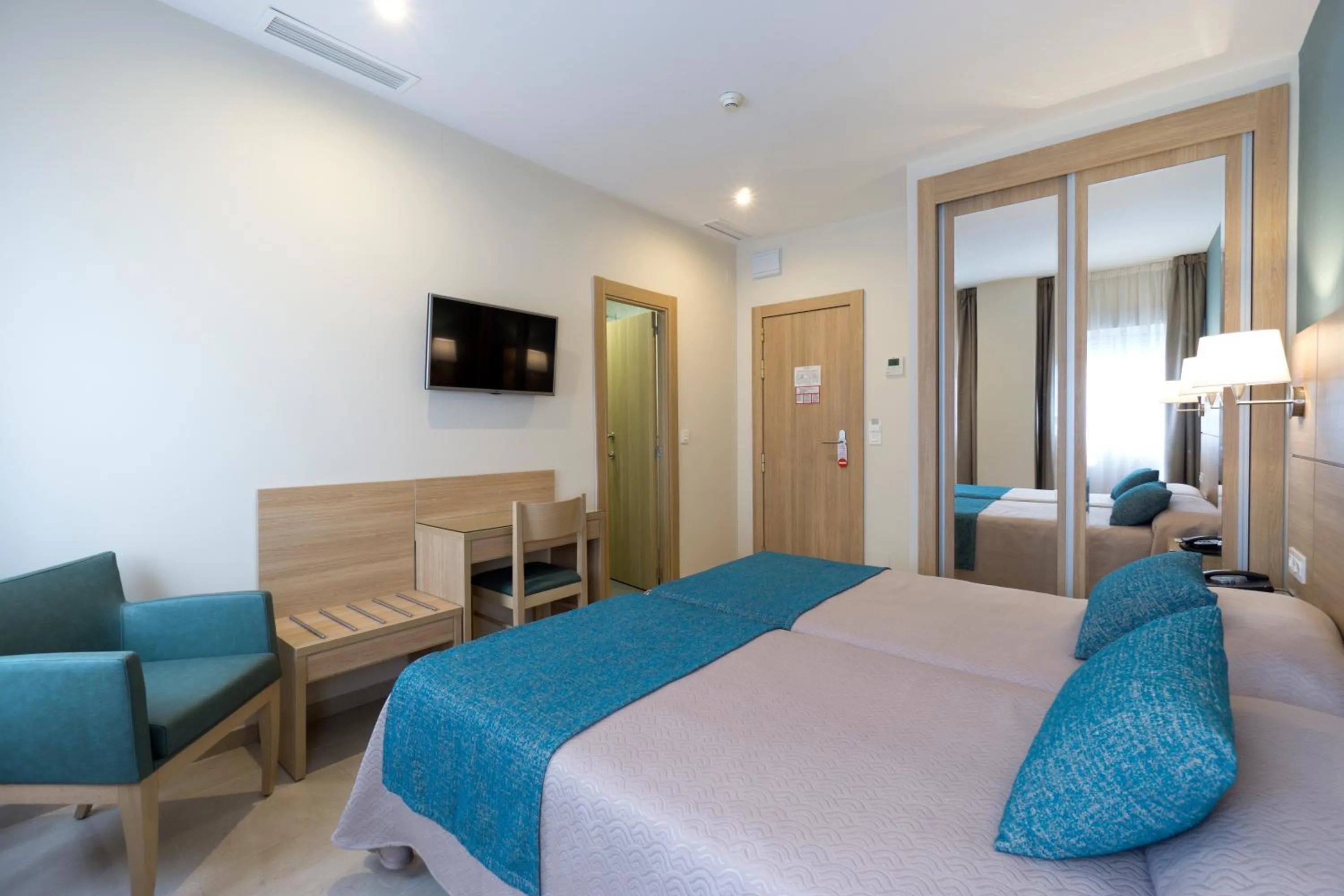 Photo of the whole room, Bed in Hotel Sur Málaga